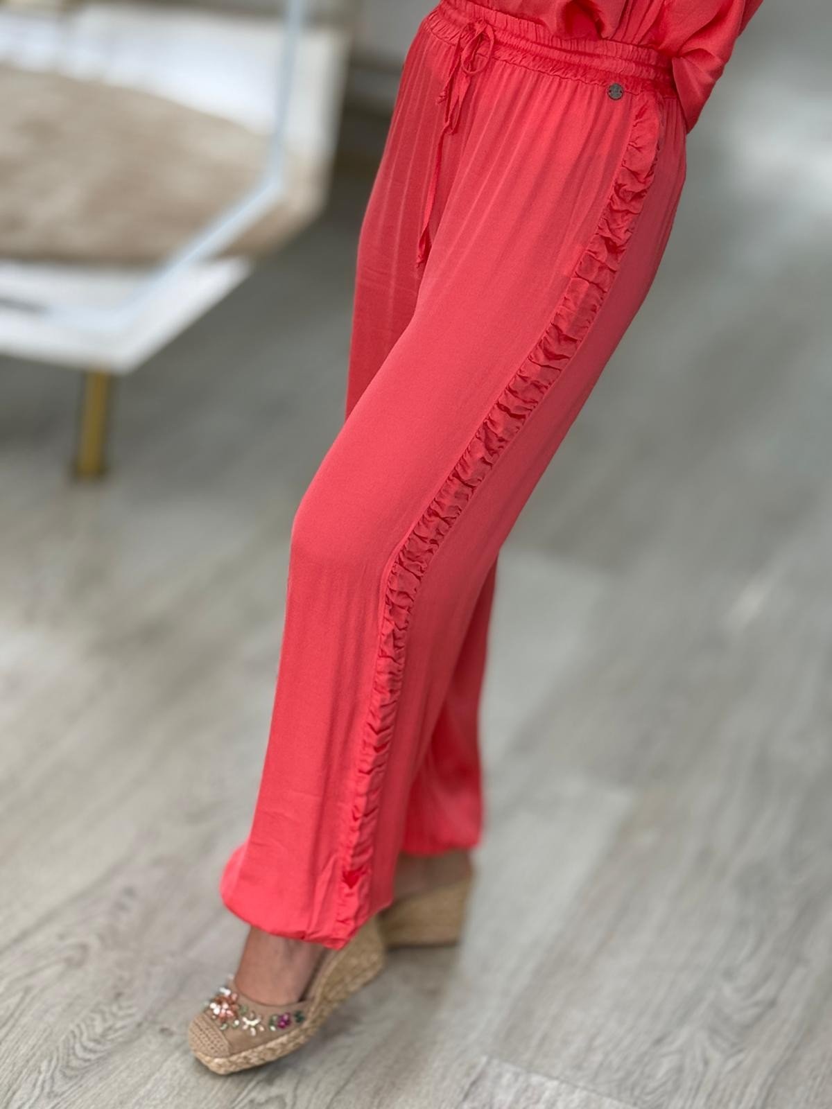 Calças com cordão e folhos laterais