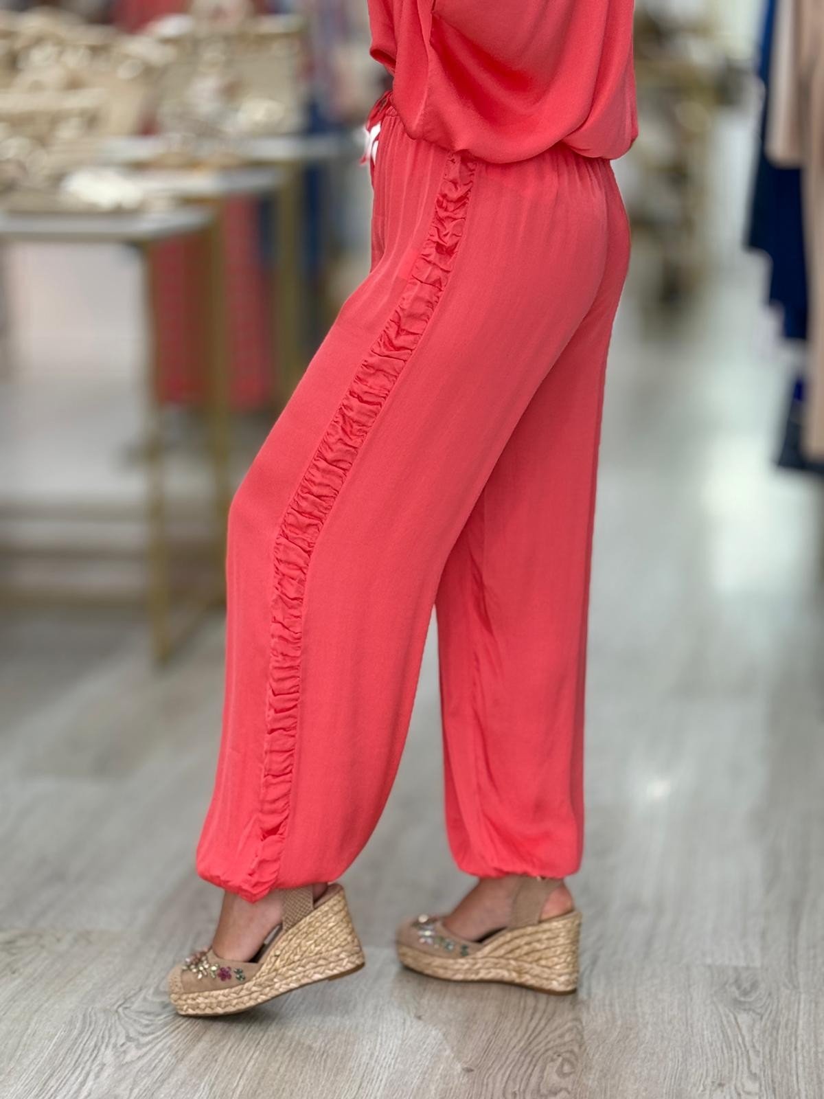 Calças com cordão e folhos laterais