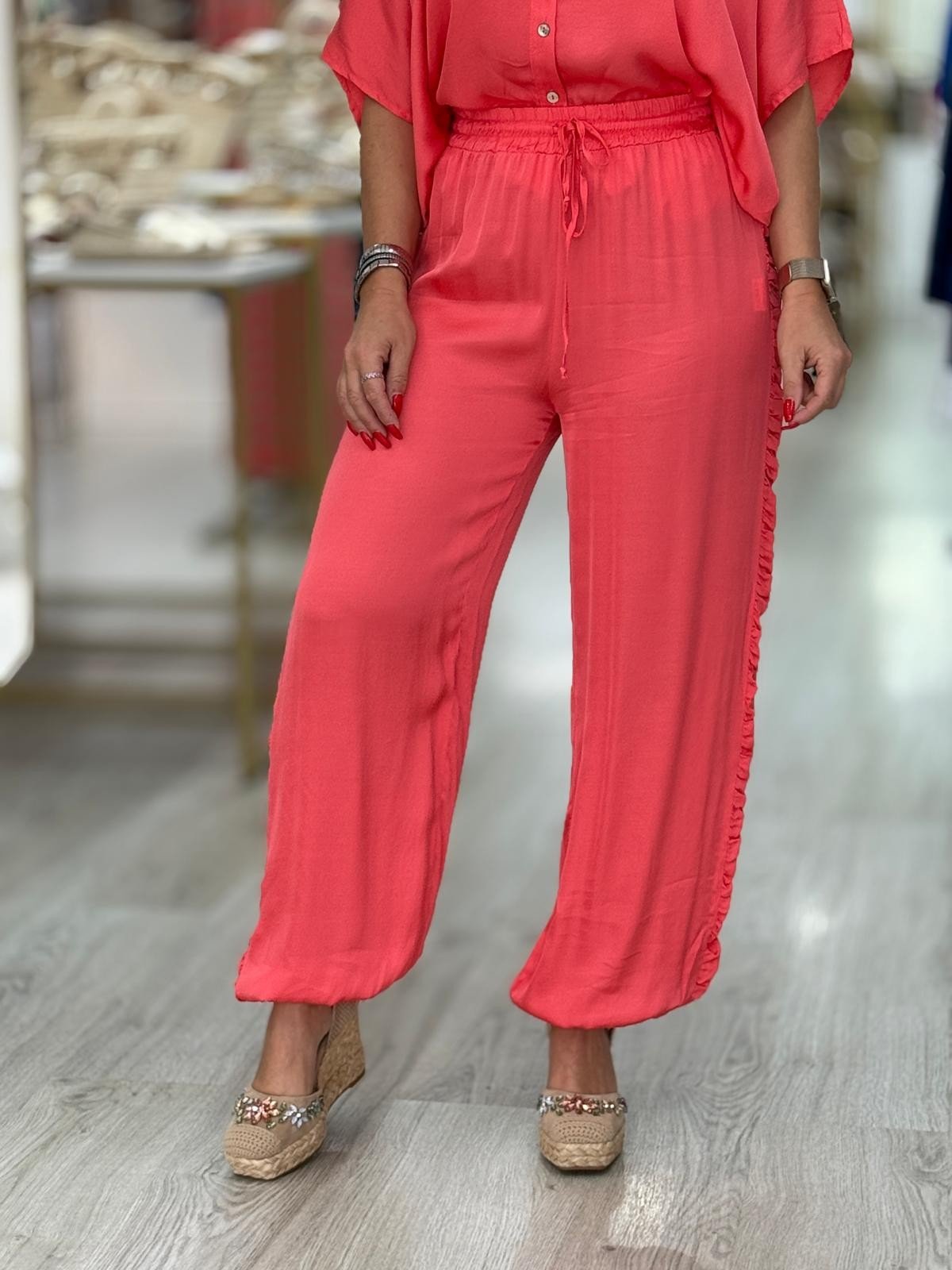 Calças com cordão e folhos laterais