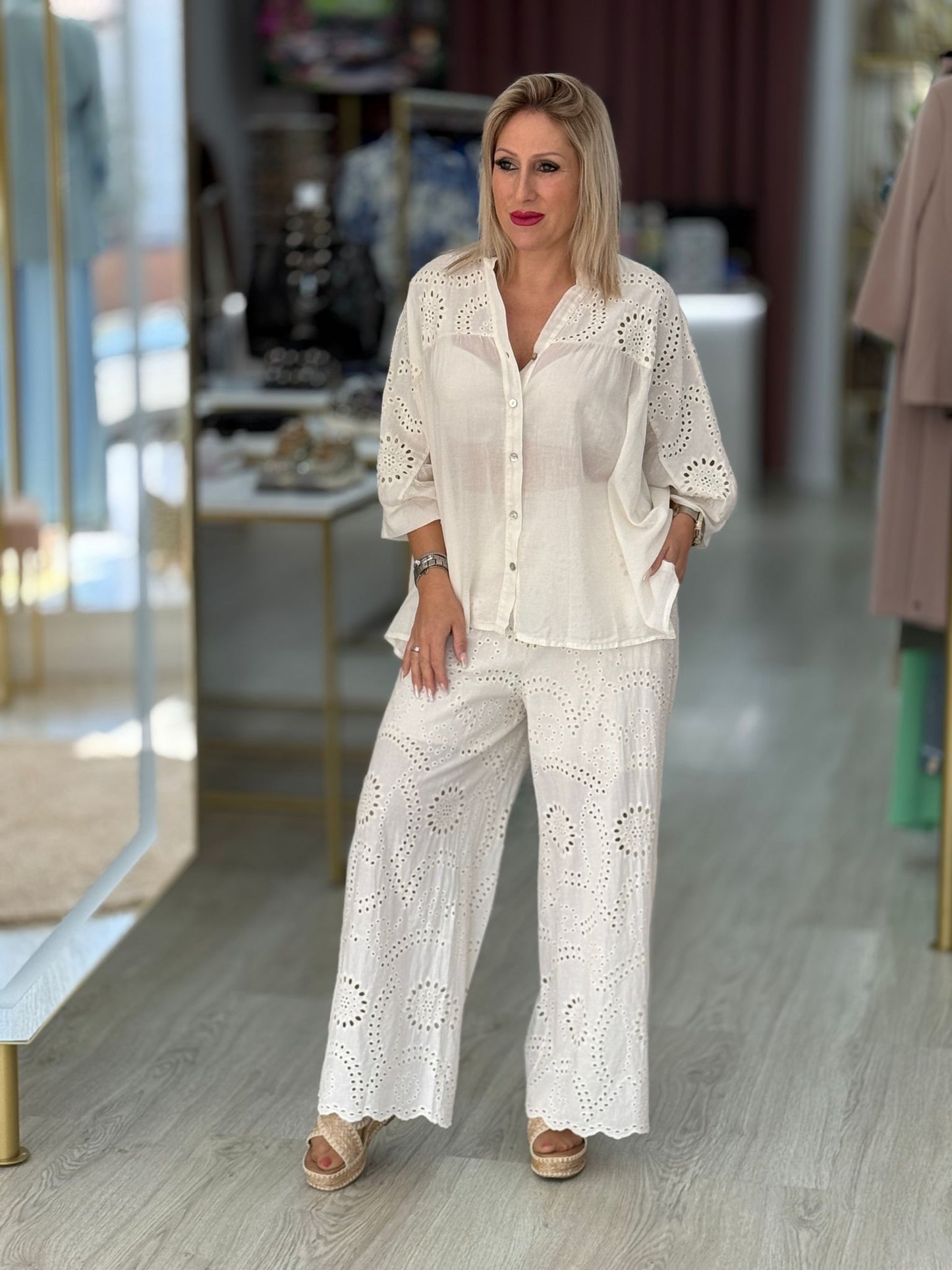 Blusa com bordado inglês