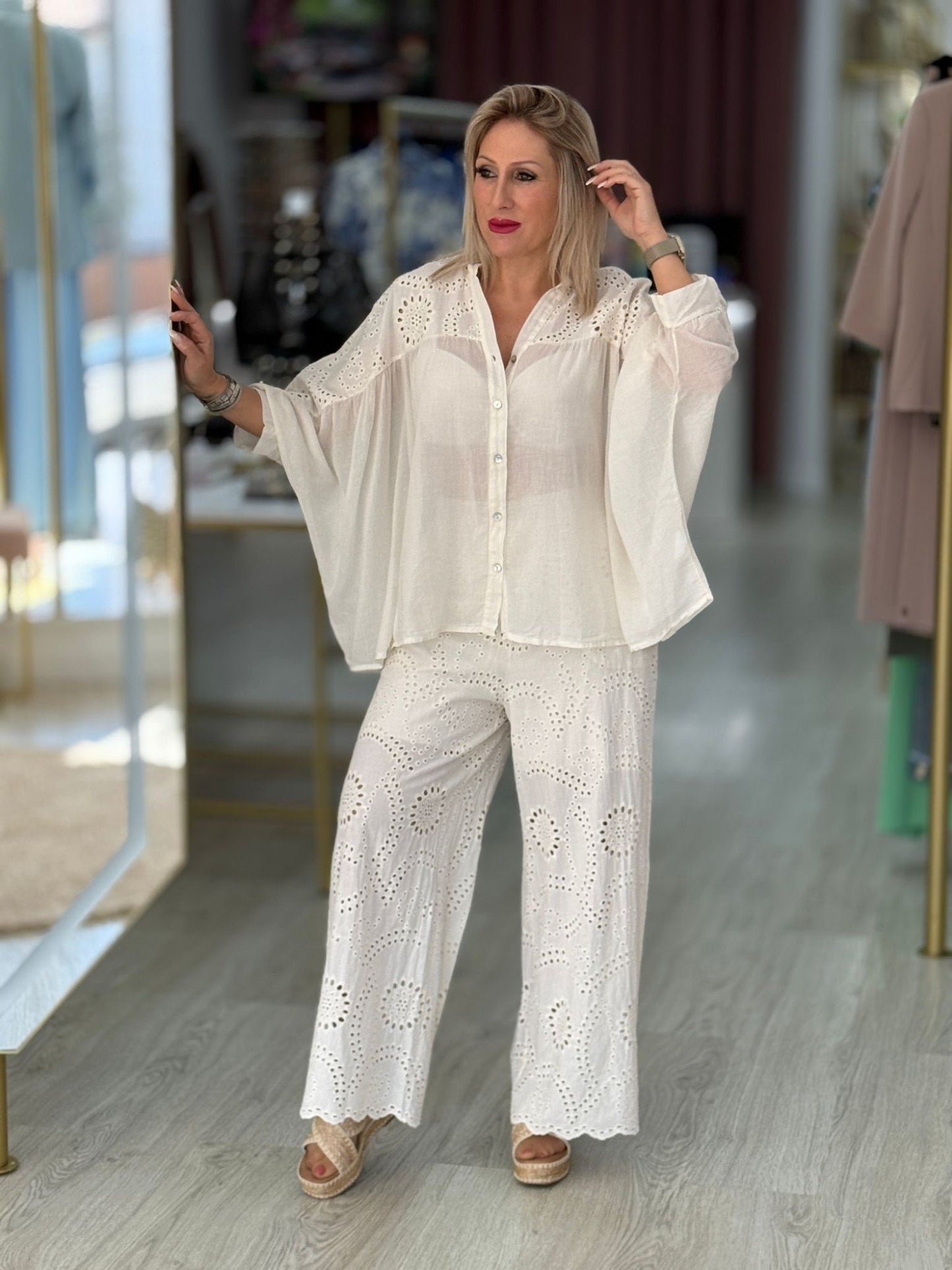 Blusa com bordado inglês