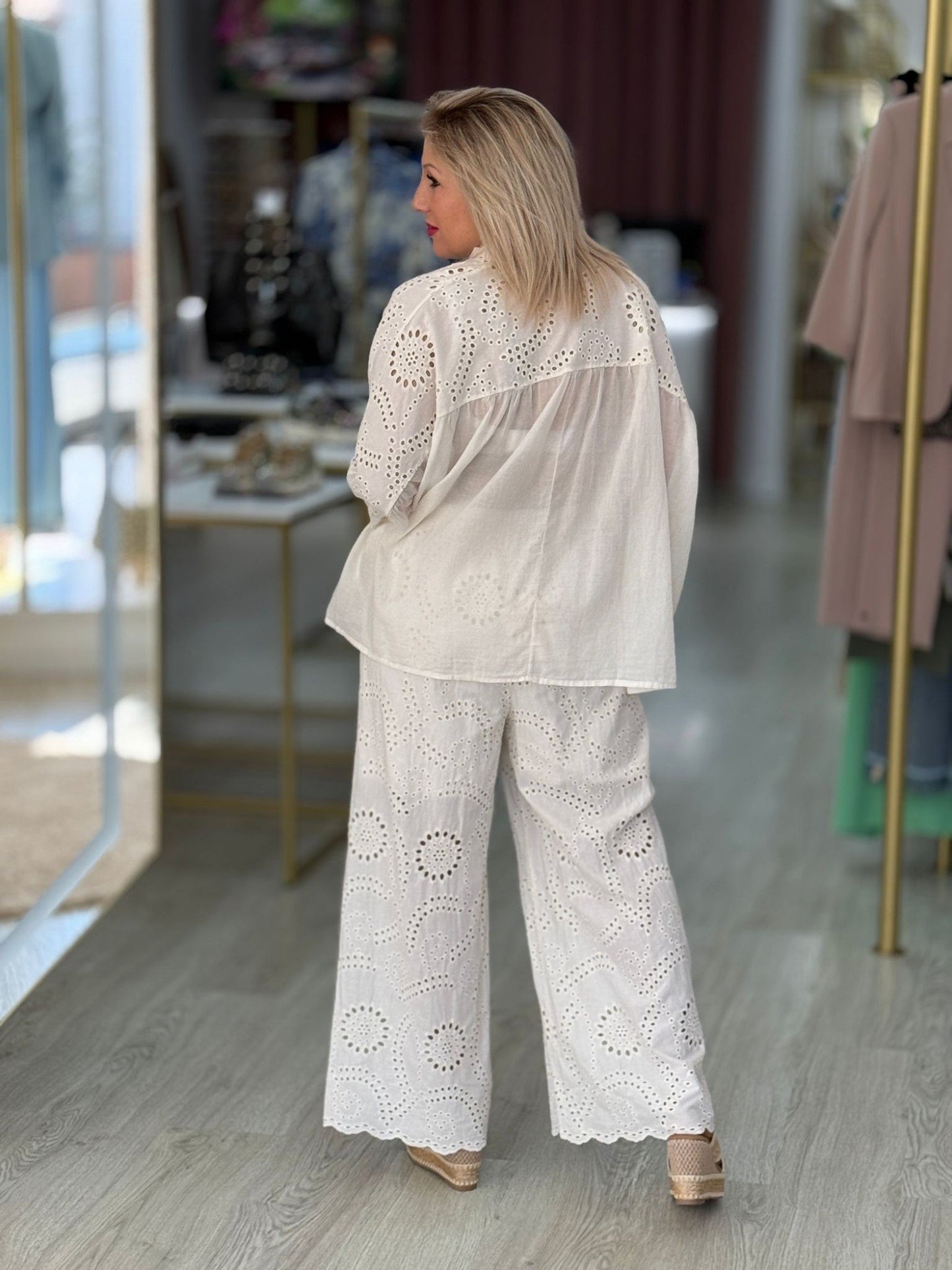 Blusa com bordado inglês