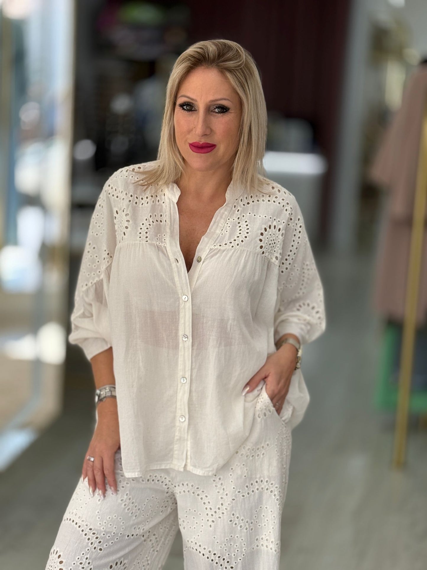 Blusa com bordado inglês