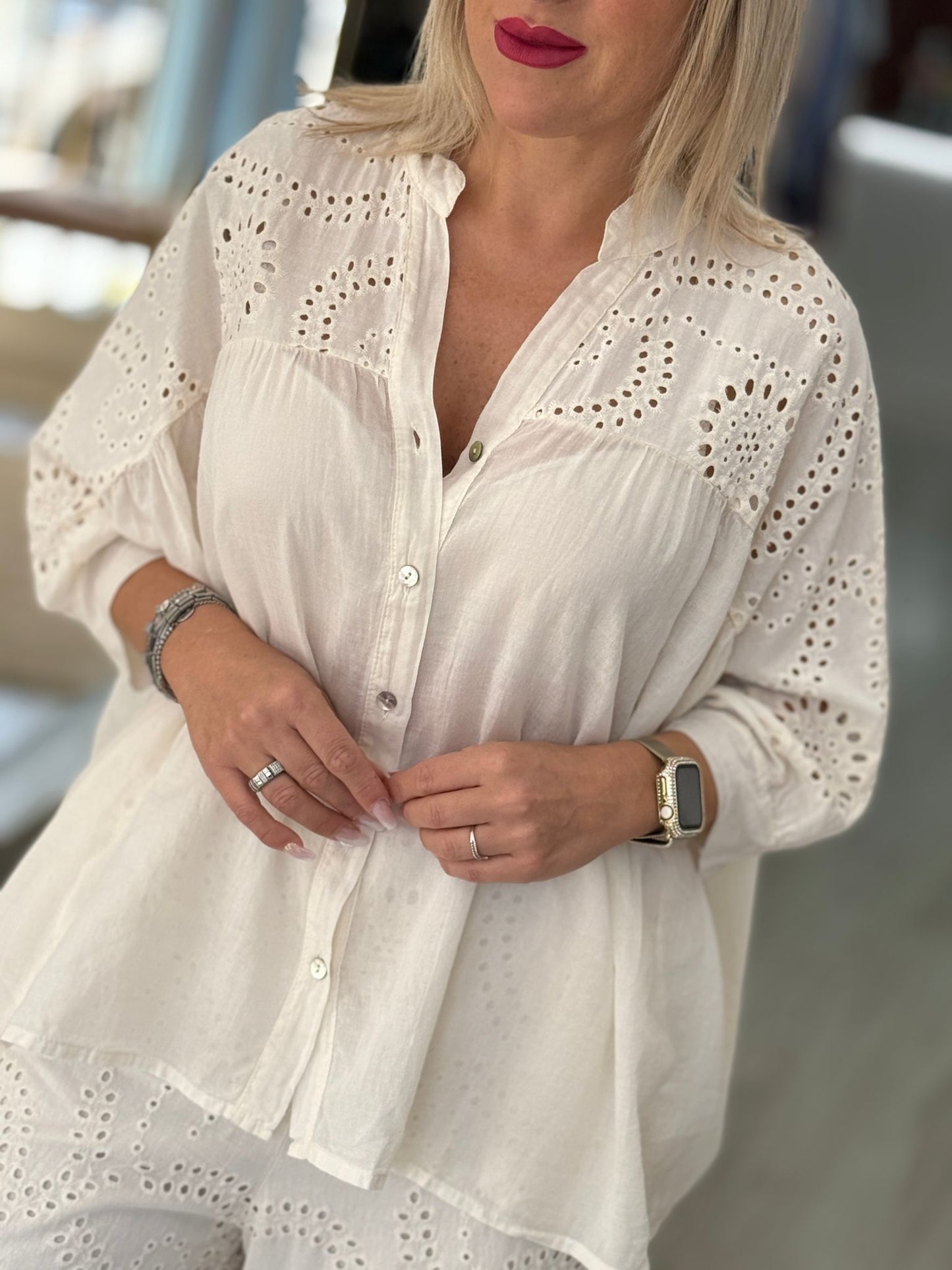 Blusa com bordado inglês