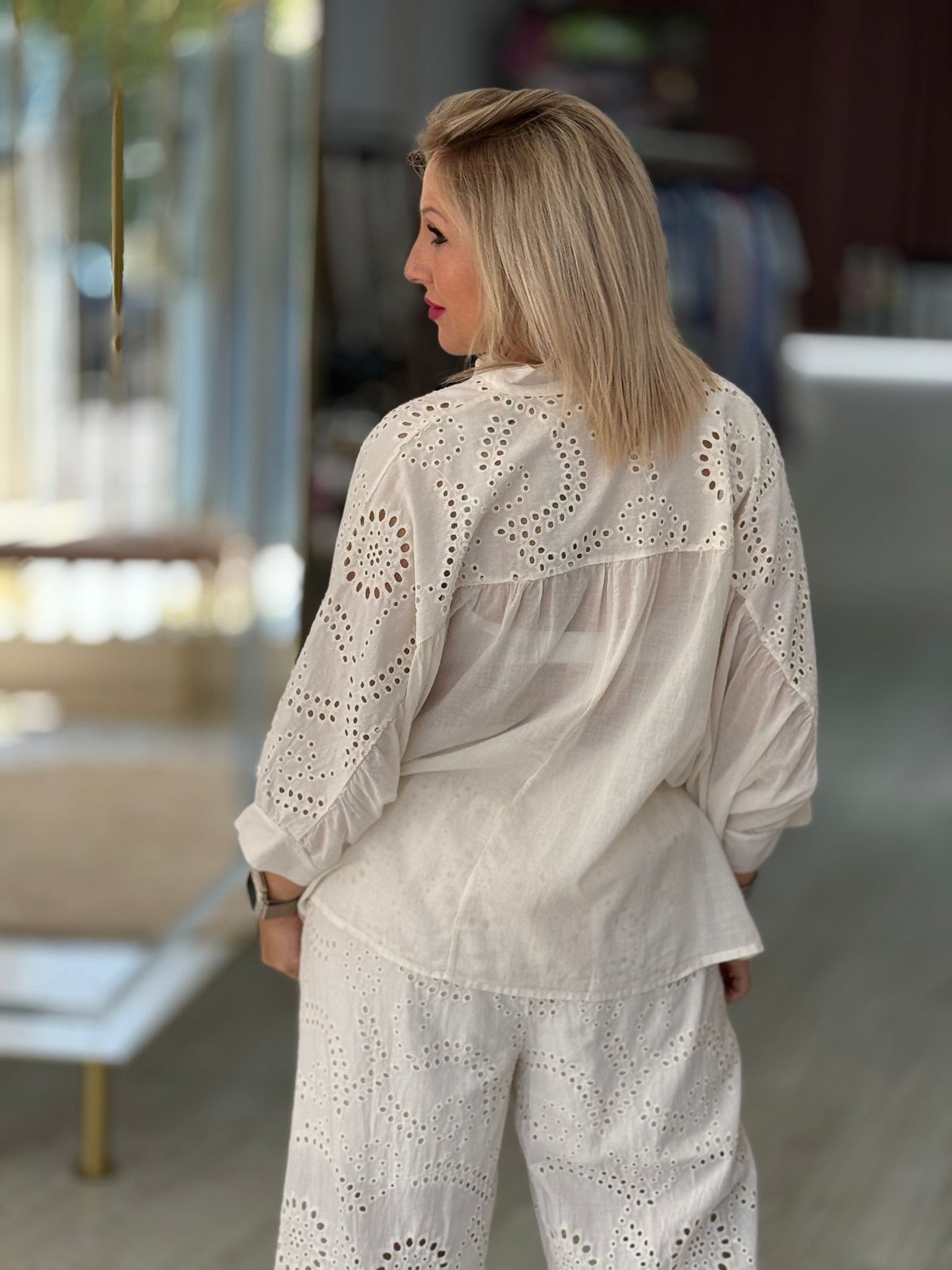 Blusa com bordado inglês