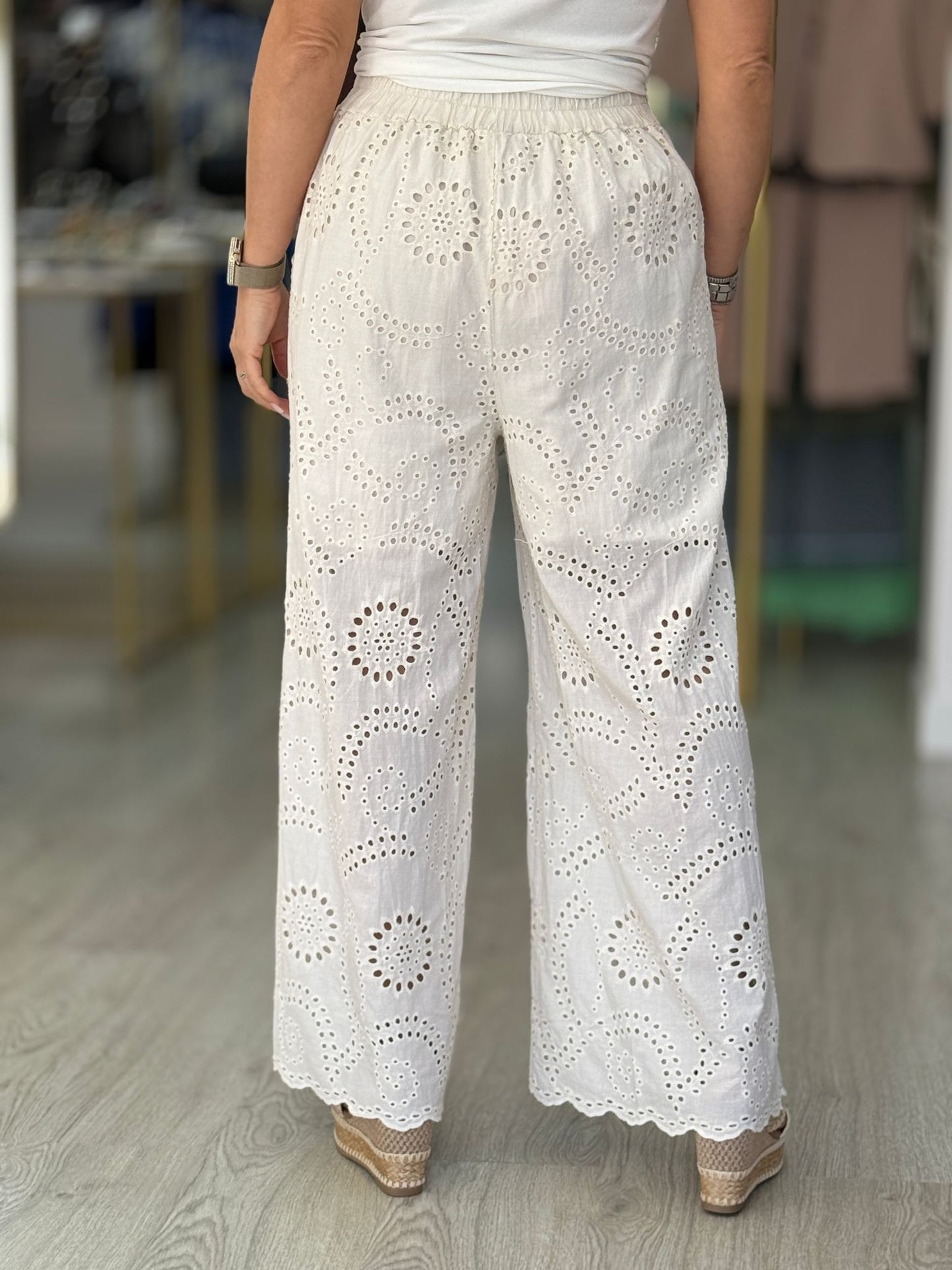 Calças bordado inglês