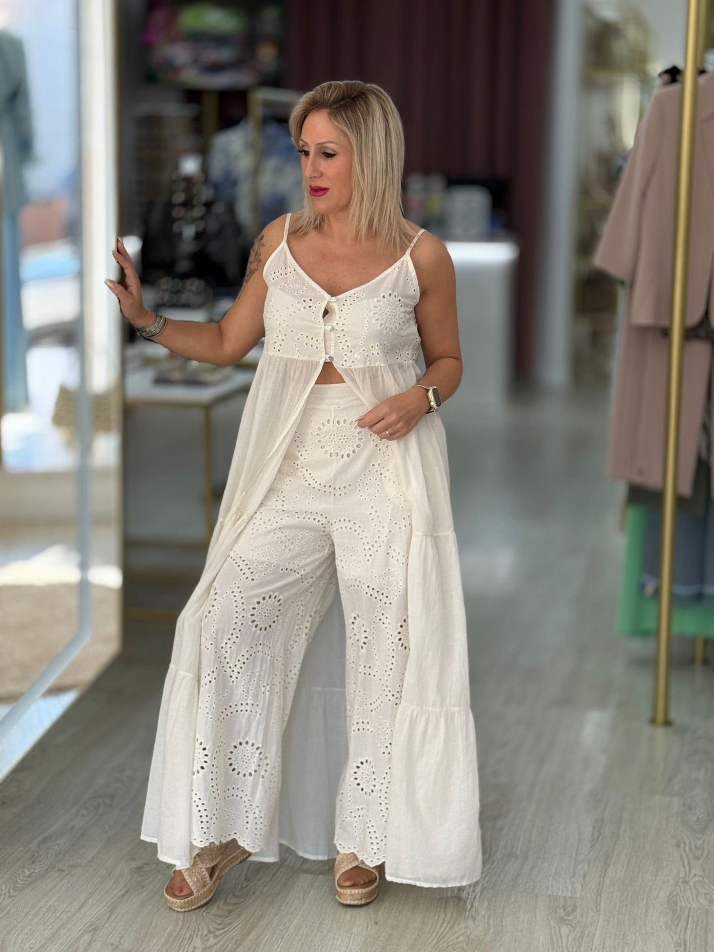 Top alças finas com bordado inglês