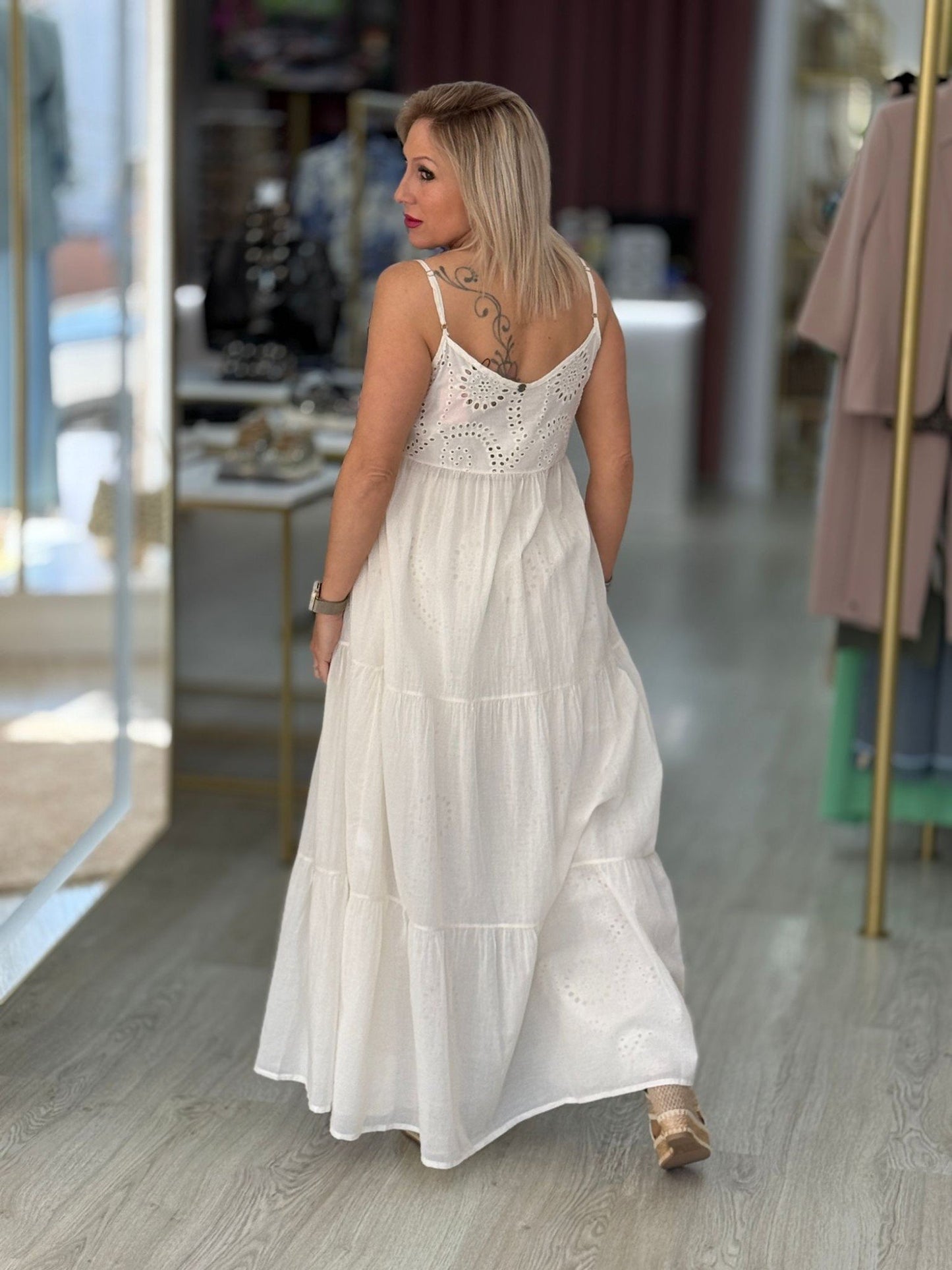 Top alças finas com bordado inglês