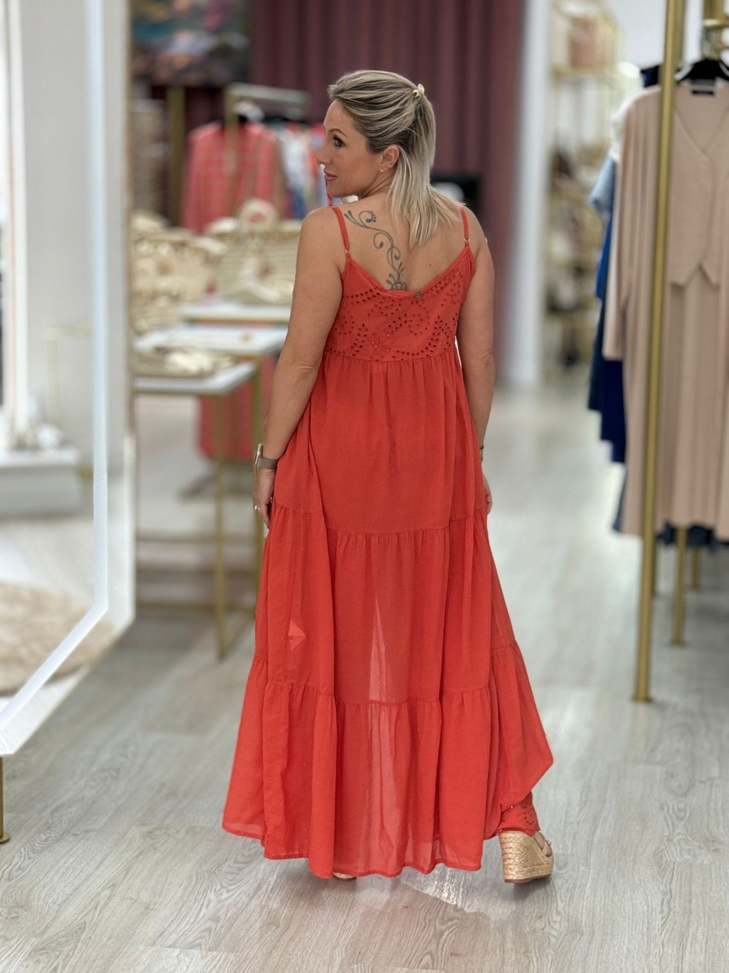 Top alças finas com bordado inglês