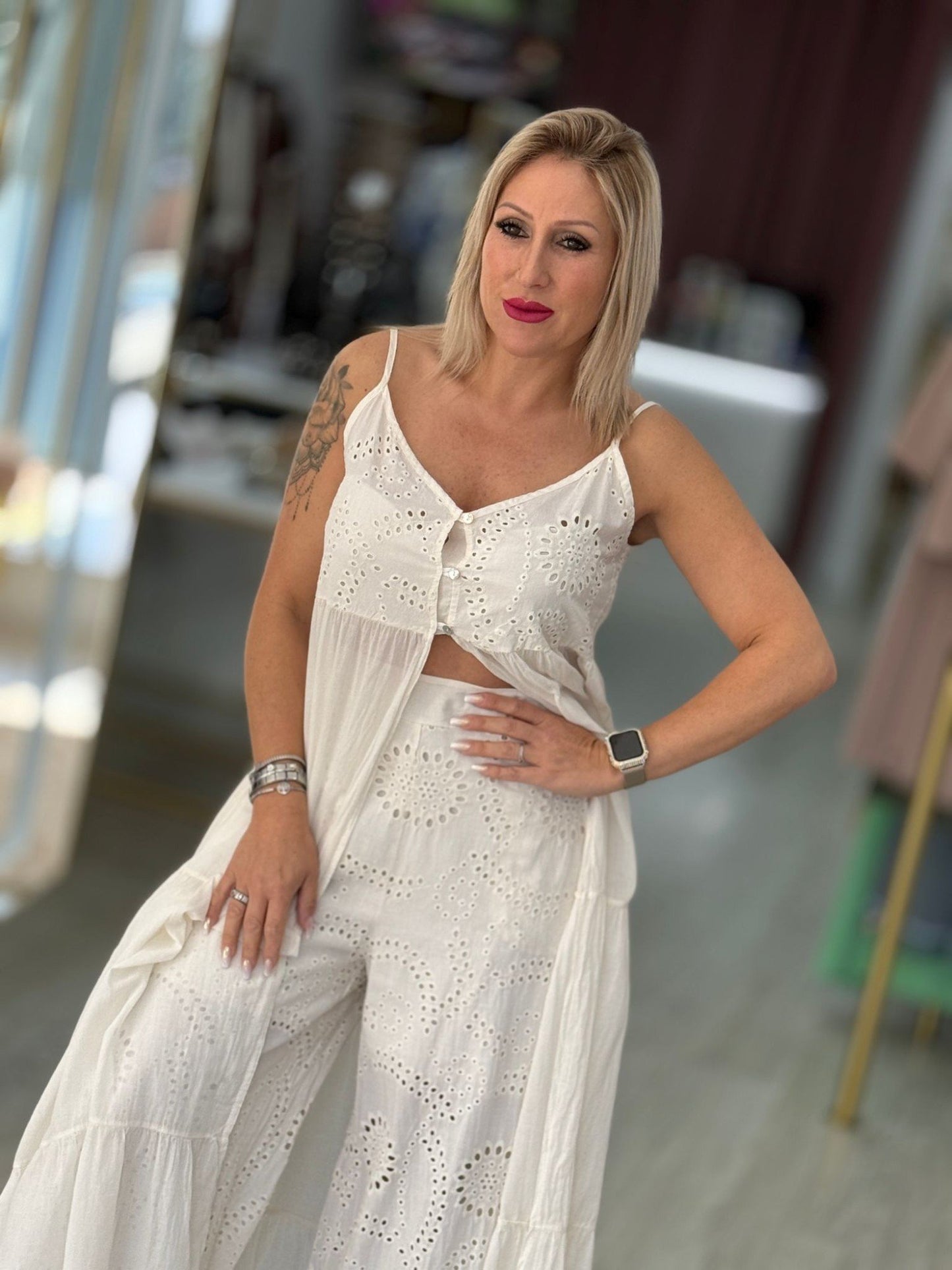 Top alças finas com bordado inglês