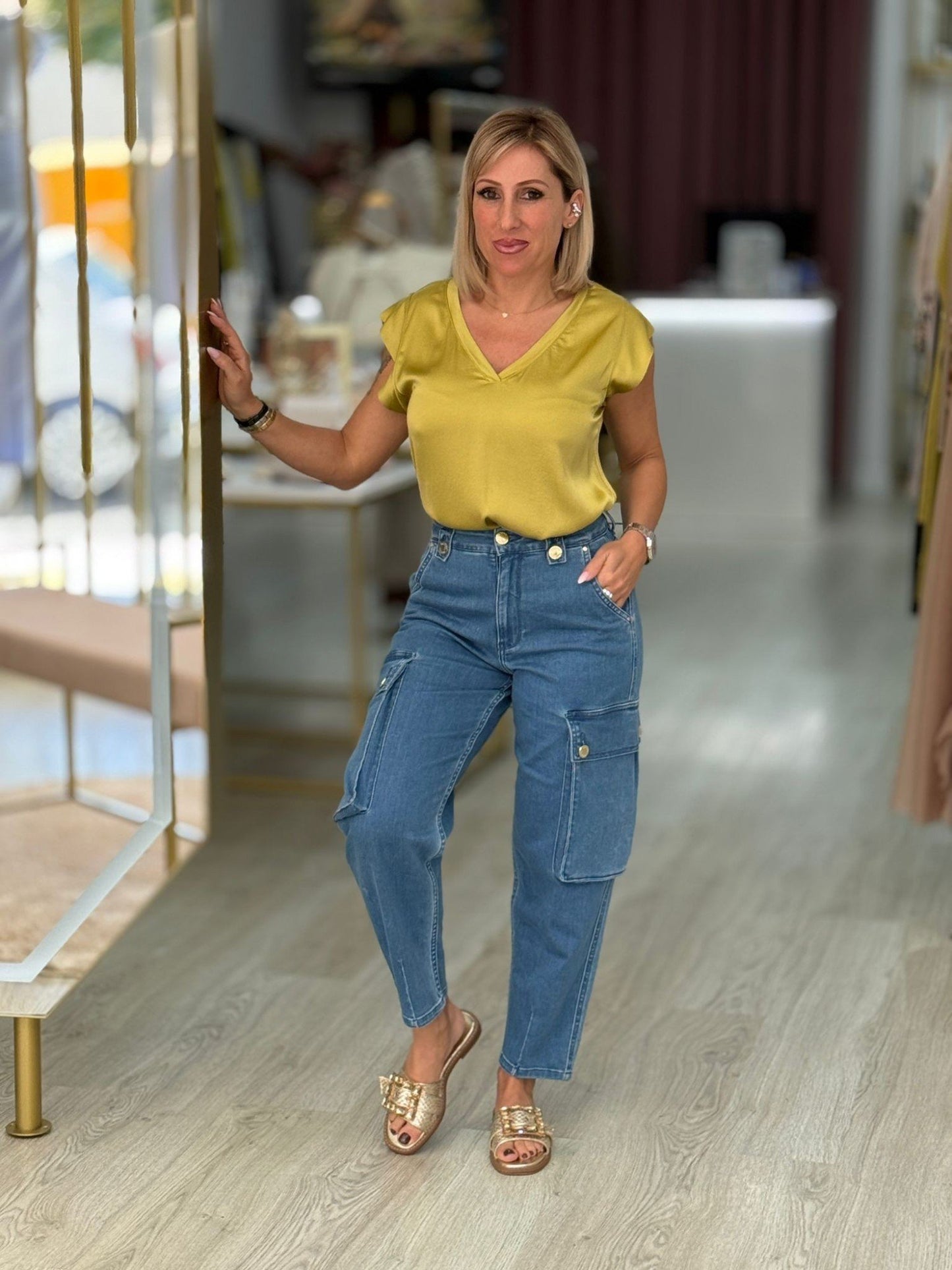 Blusa decote em v acetinada