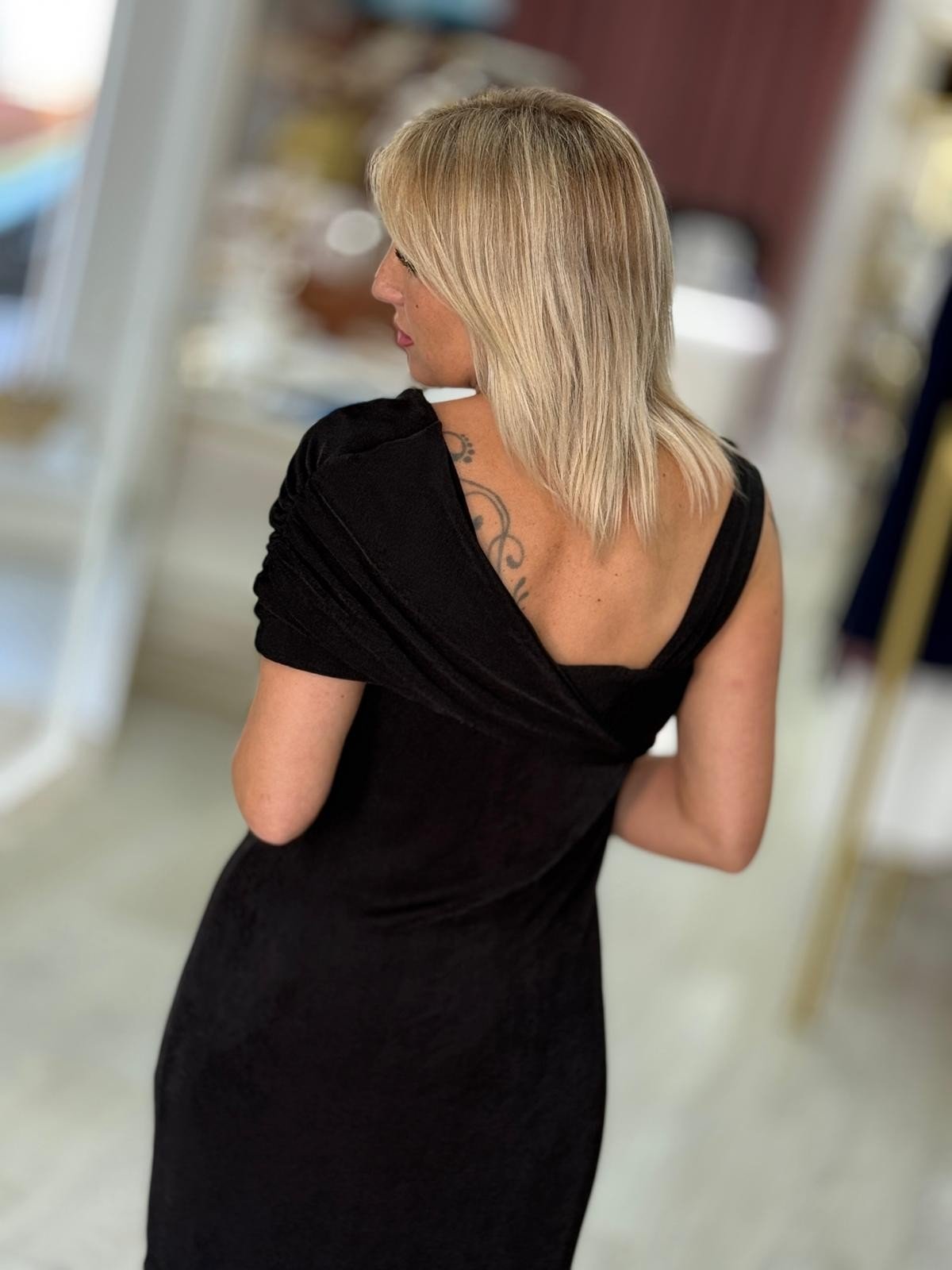Vestido decote assimétrico