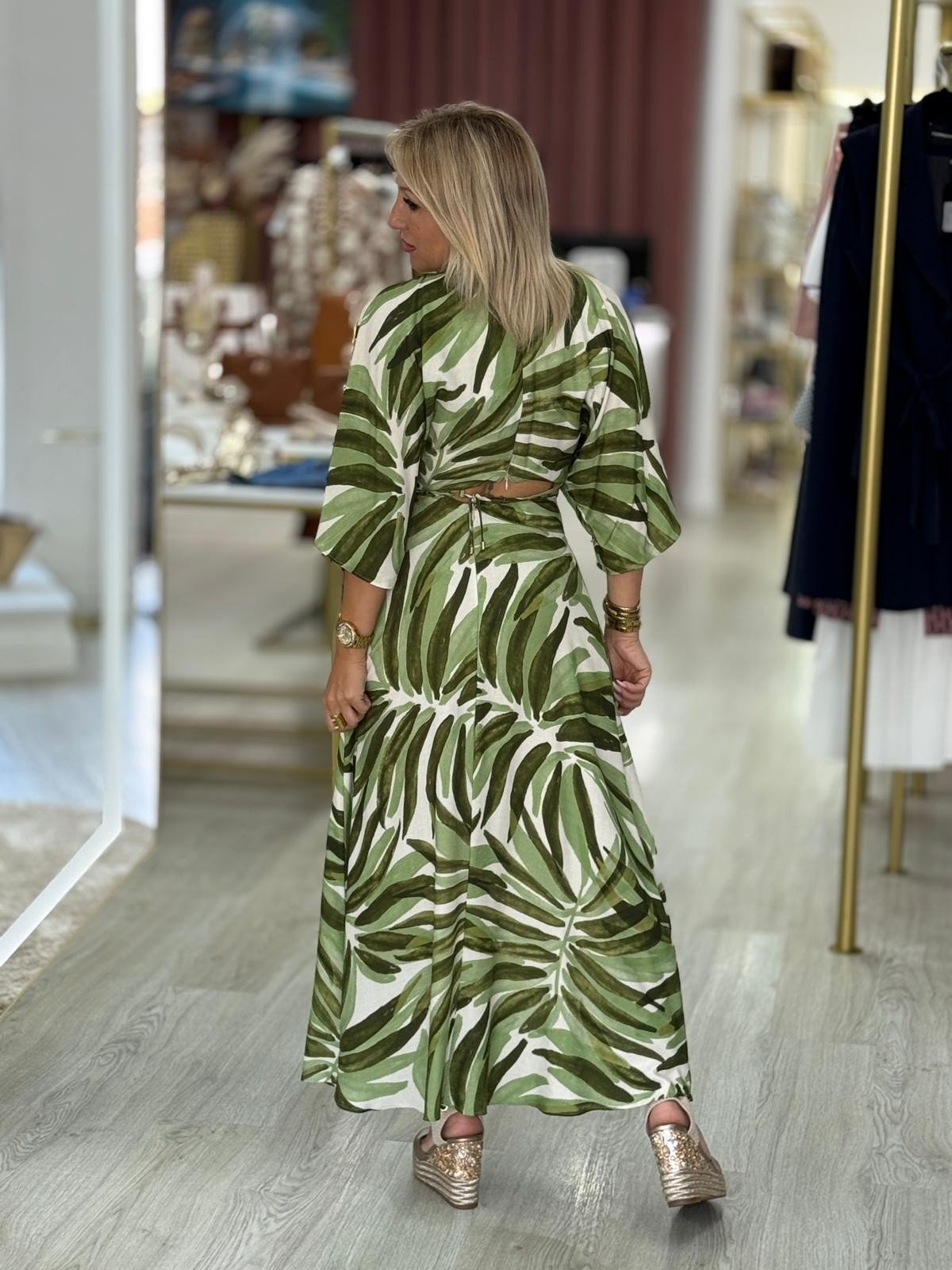 Vestido com abertura nas costas