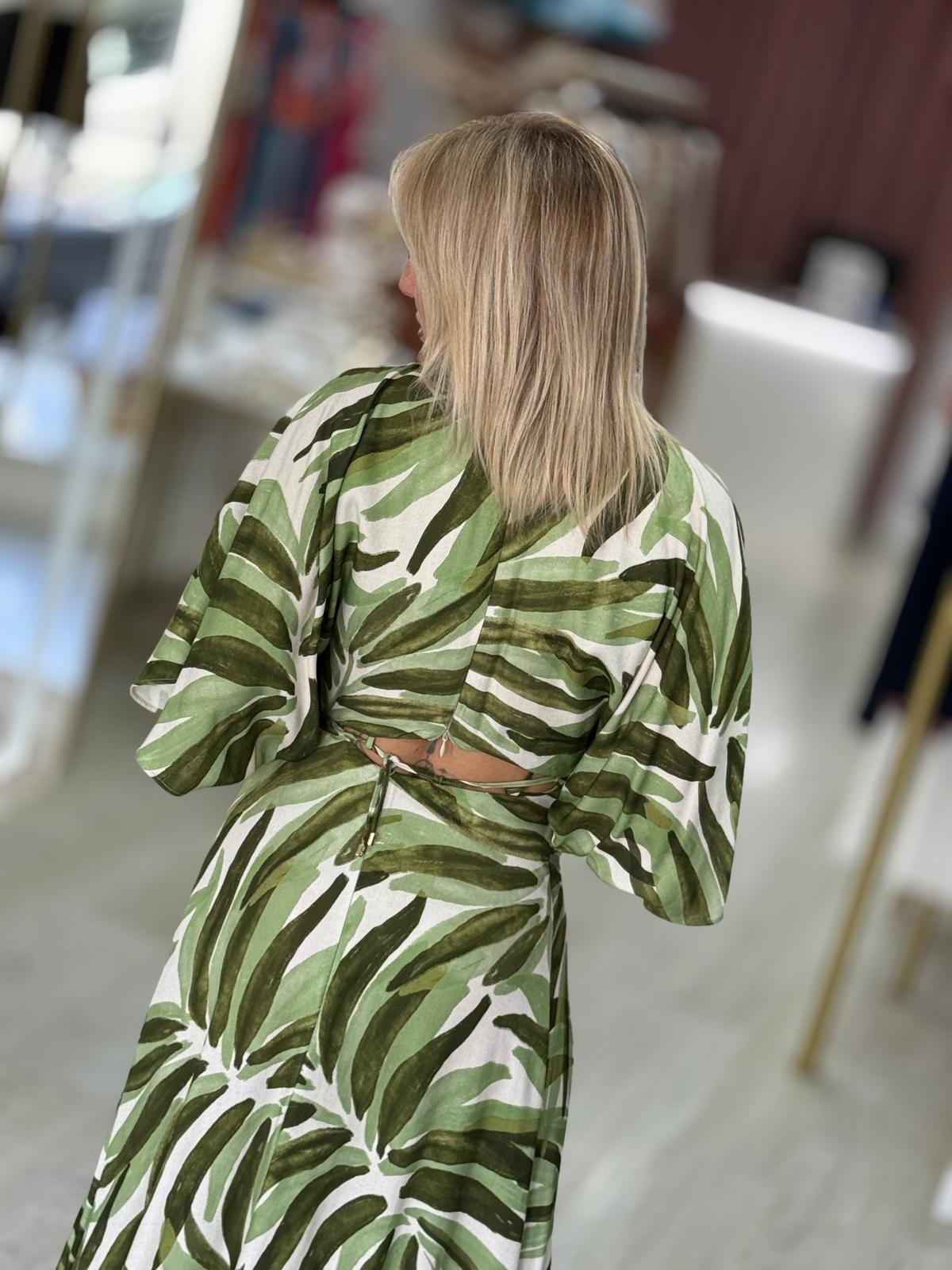 Vestido com abertura nas costas