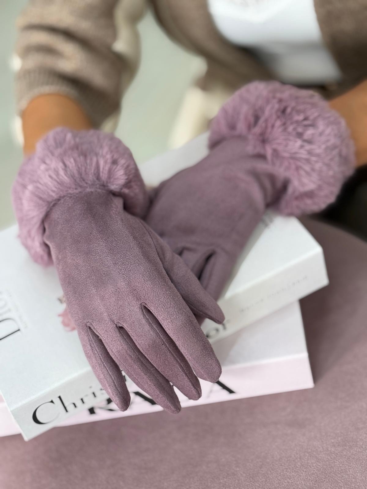 Luvas com pelo lilás