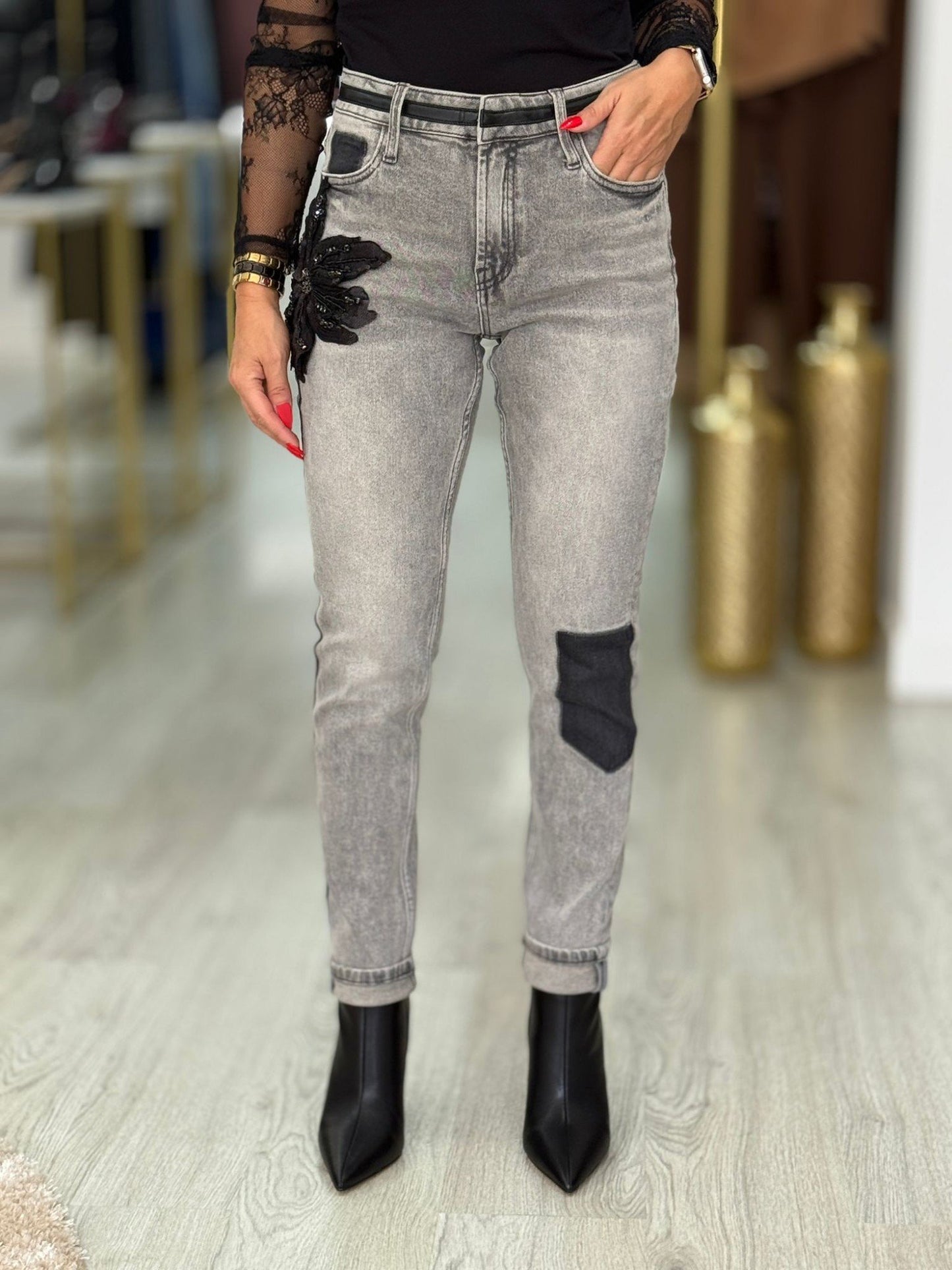 Calça de ganga com aplicação de flor