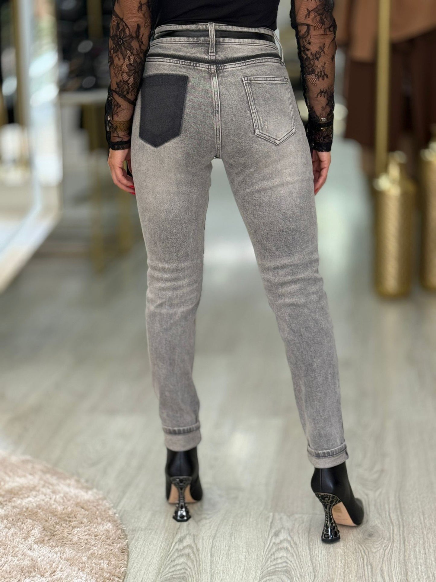 Calça de ganga com aplicação de flor
