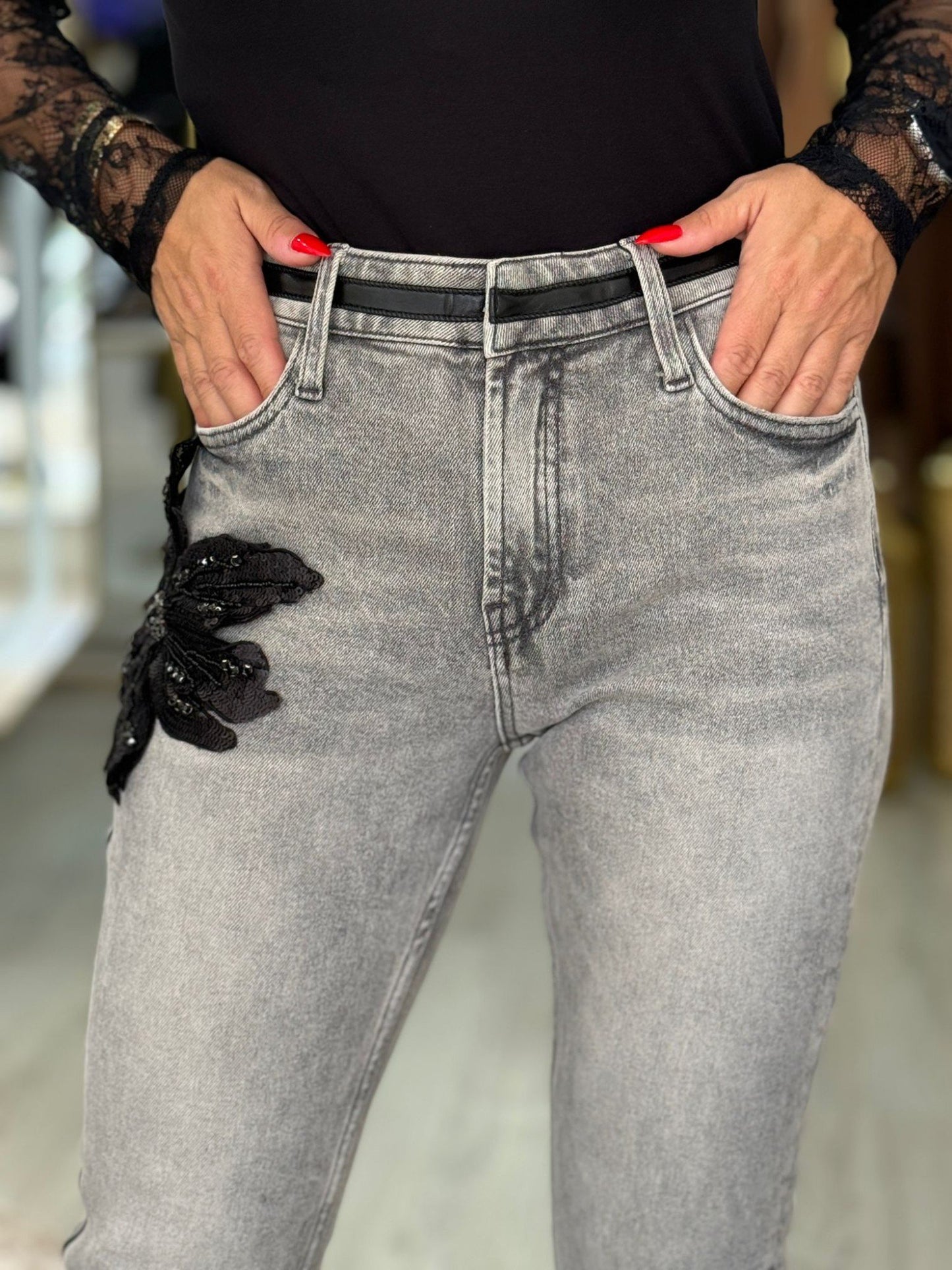 Calça de ganga com aplicação de flor