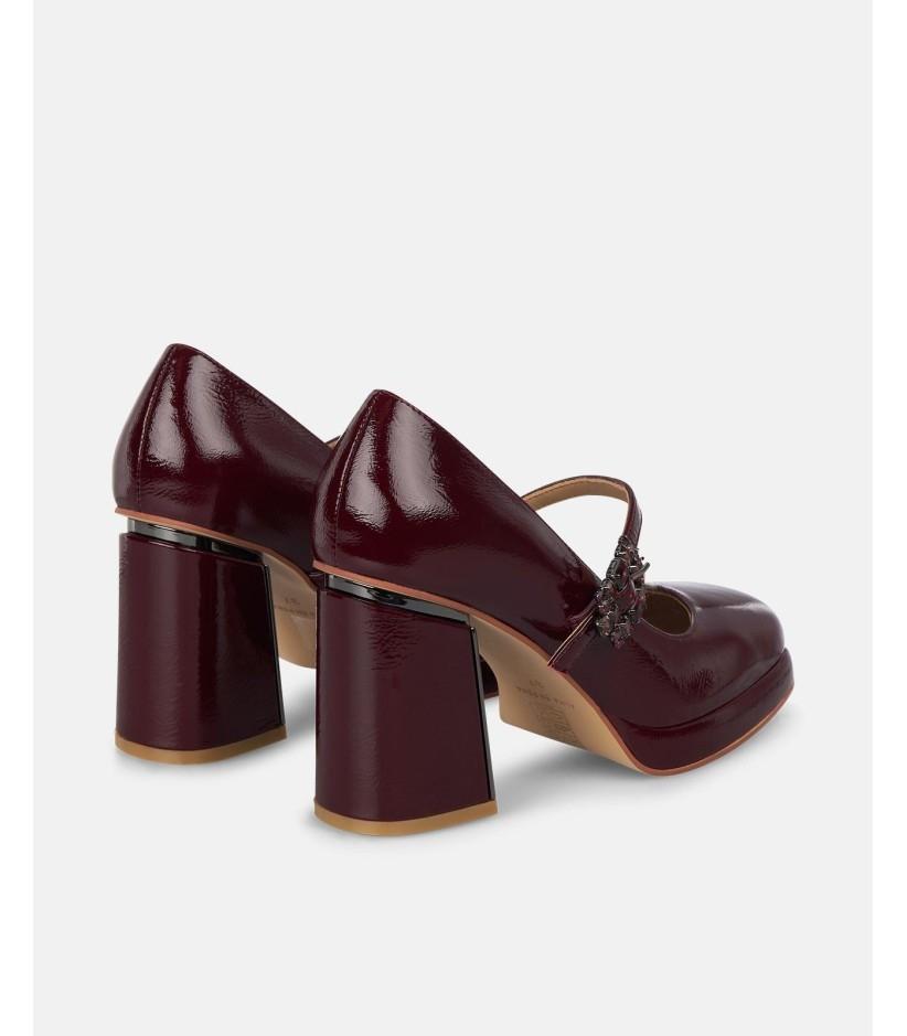 Sapato verniz com fivela