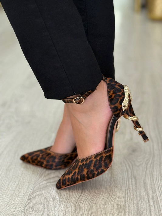 Sapato de salto com serpente