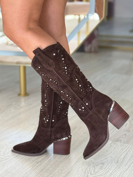 Botas com tachas e pedraria