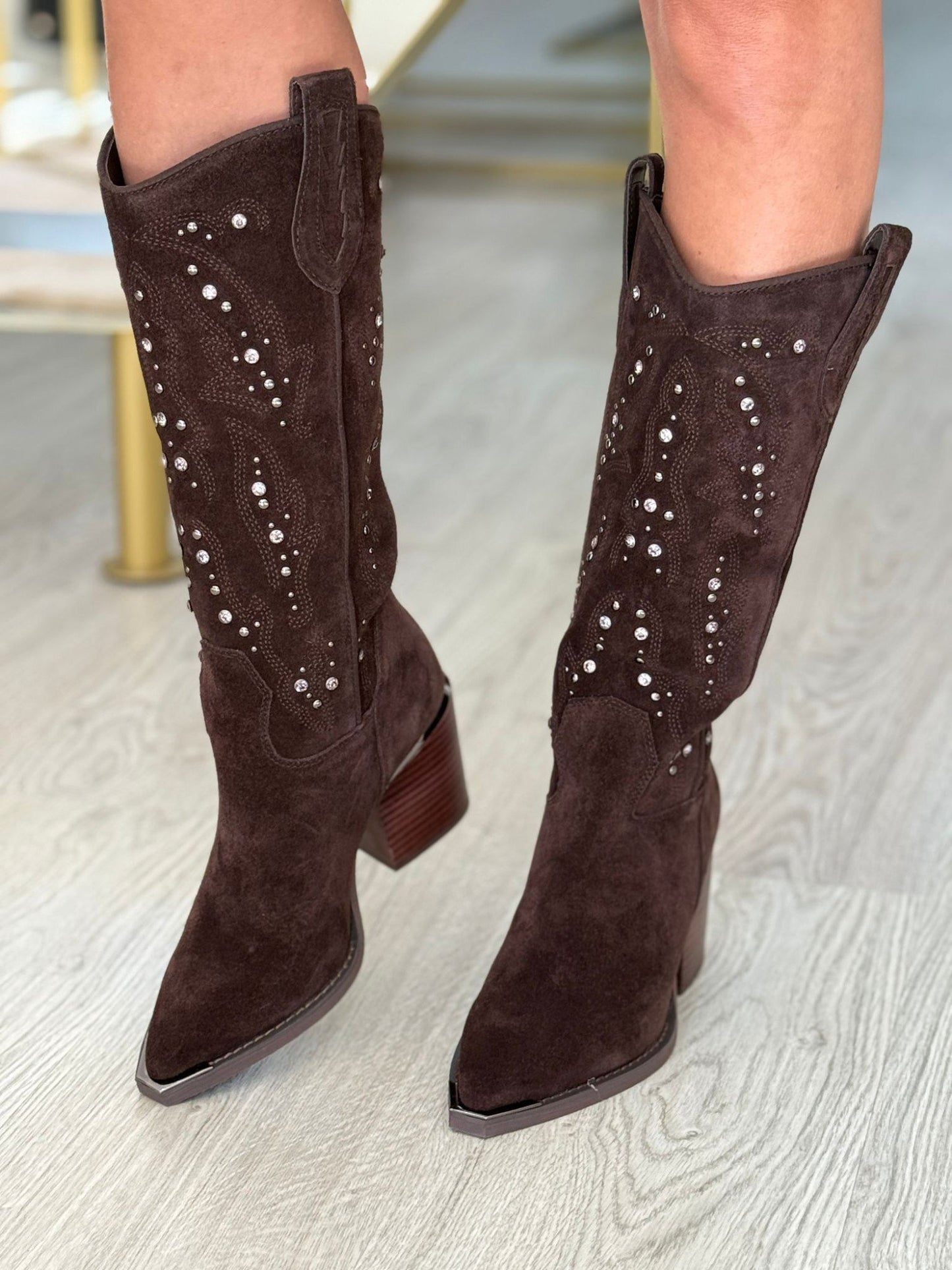 Botas com tachas e pedraria