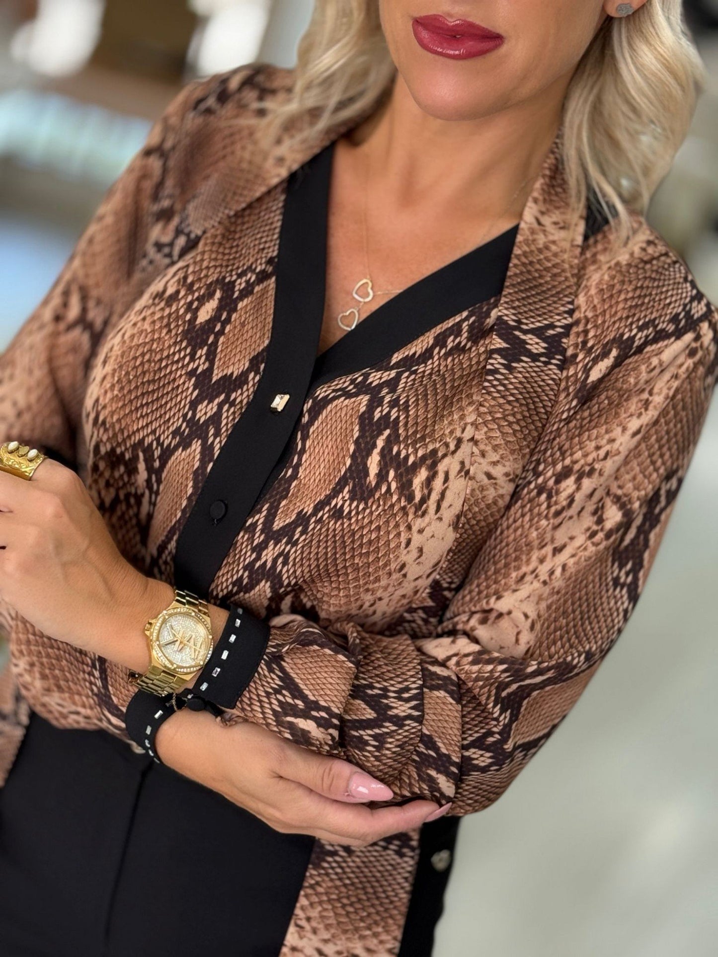 Blusa estampada de decote em V com laçada