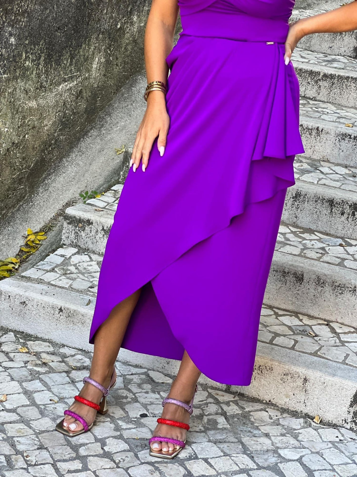 Saia midi cruzada com pregas