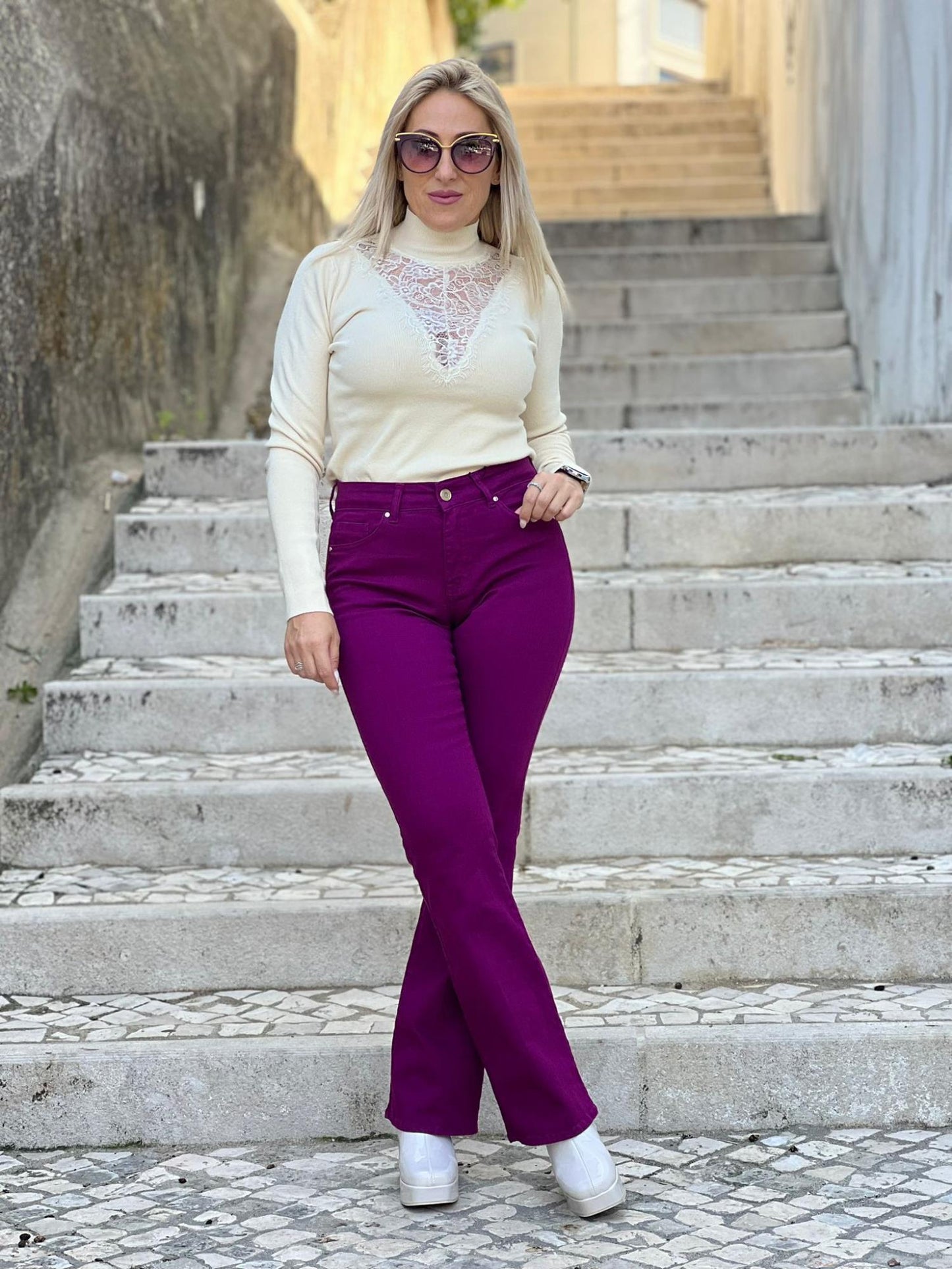 Calça de sarja à boca de sino