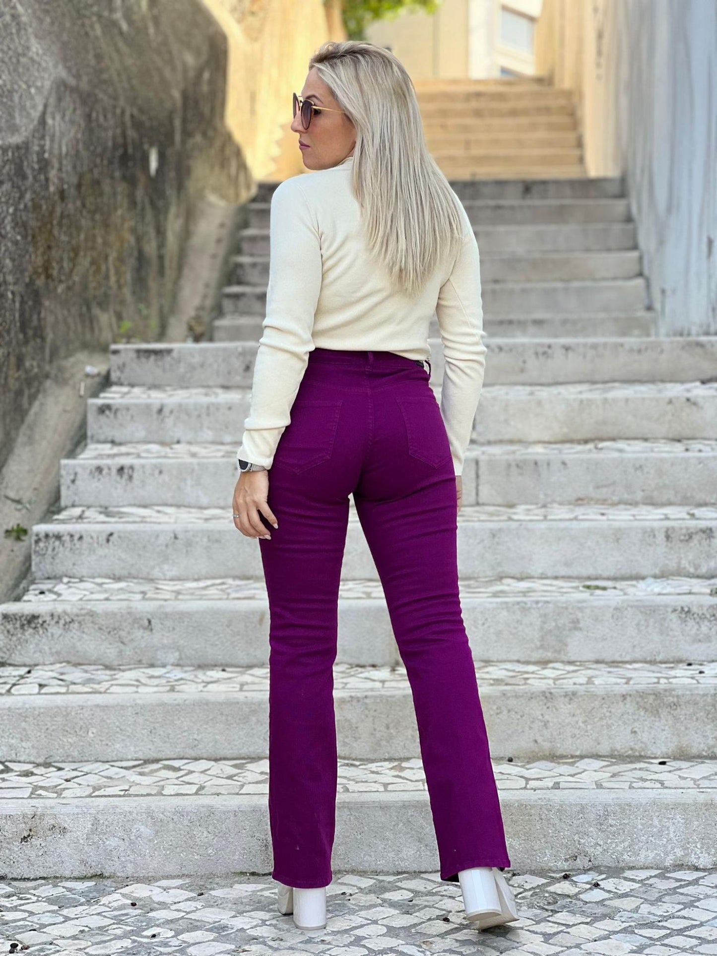 Calça de sarja à boca de sino