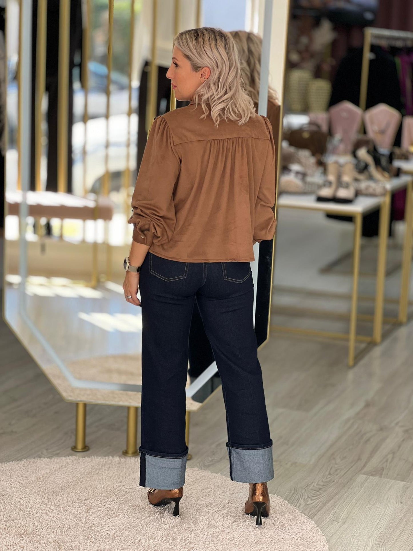 Blusa curta efeito camurça