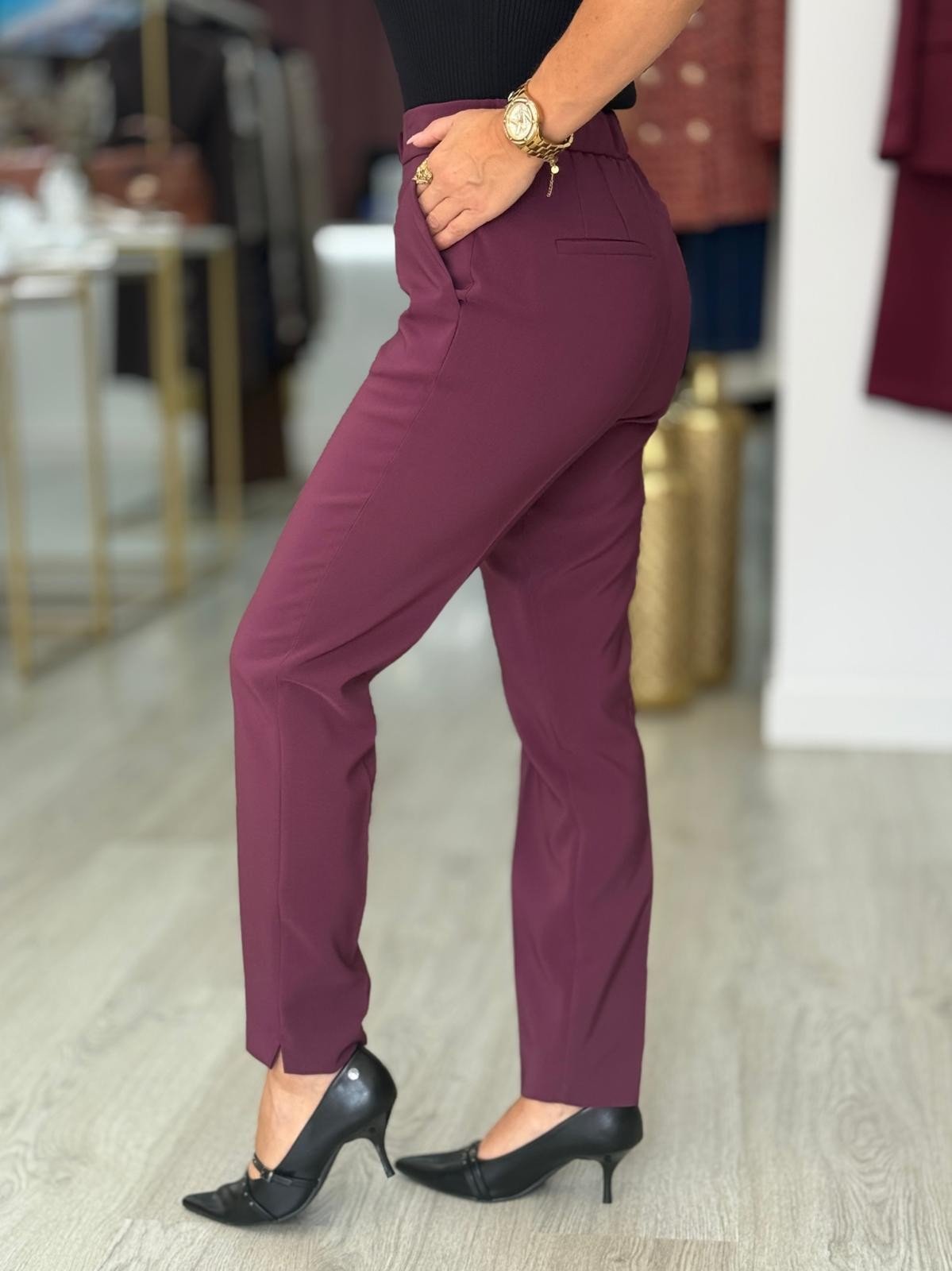 Calça clássica de cintura subida com detalhe elástico