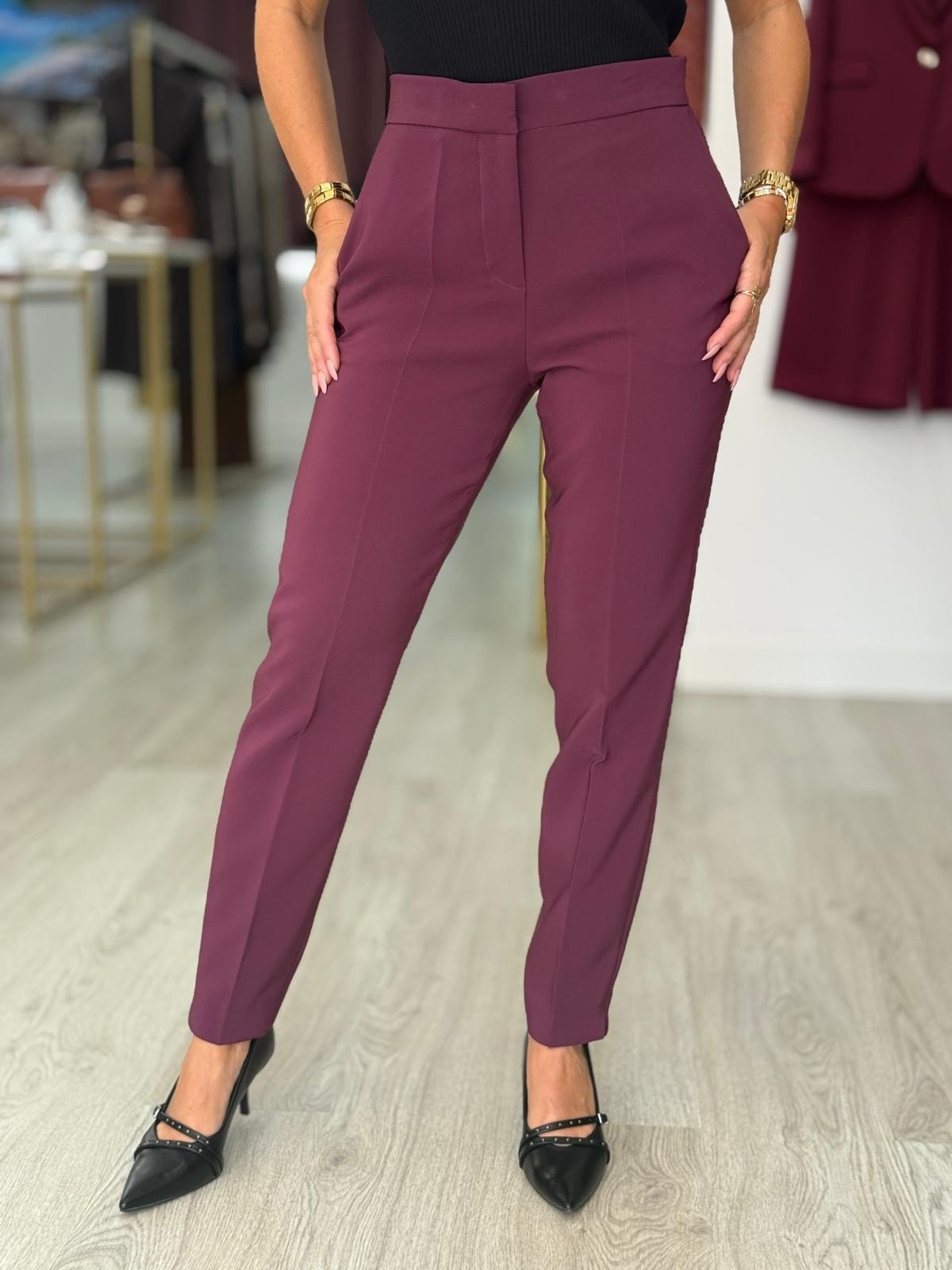 Calça clássica de cintura subida com detalhe elástico