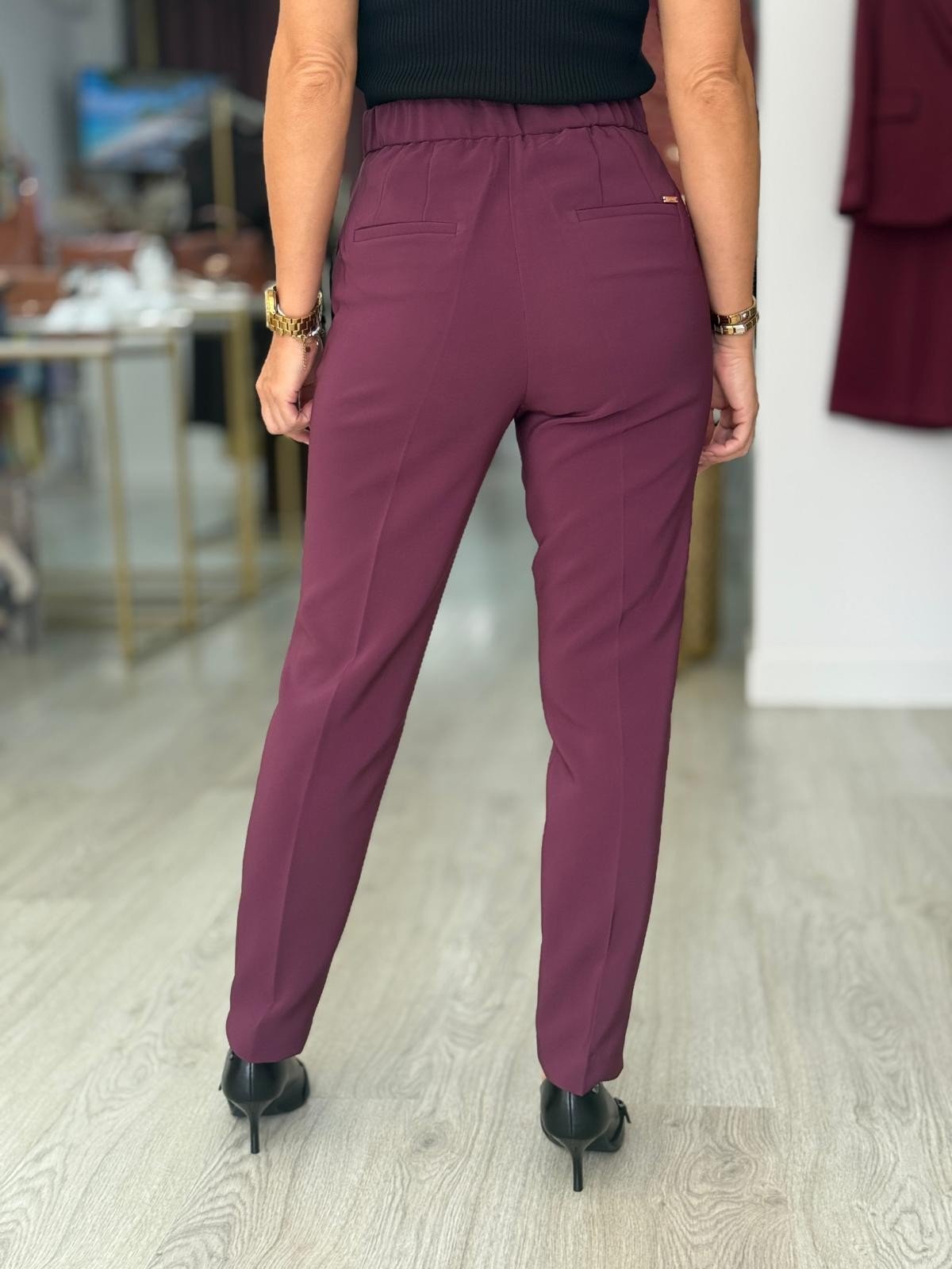Calça clássica de cintura subida com detalhe elástico