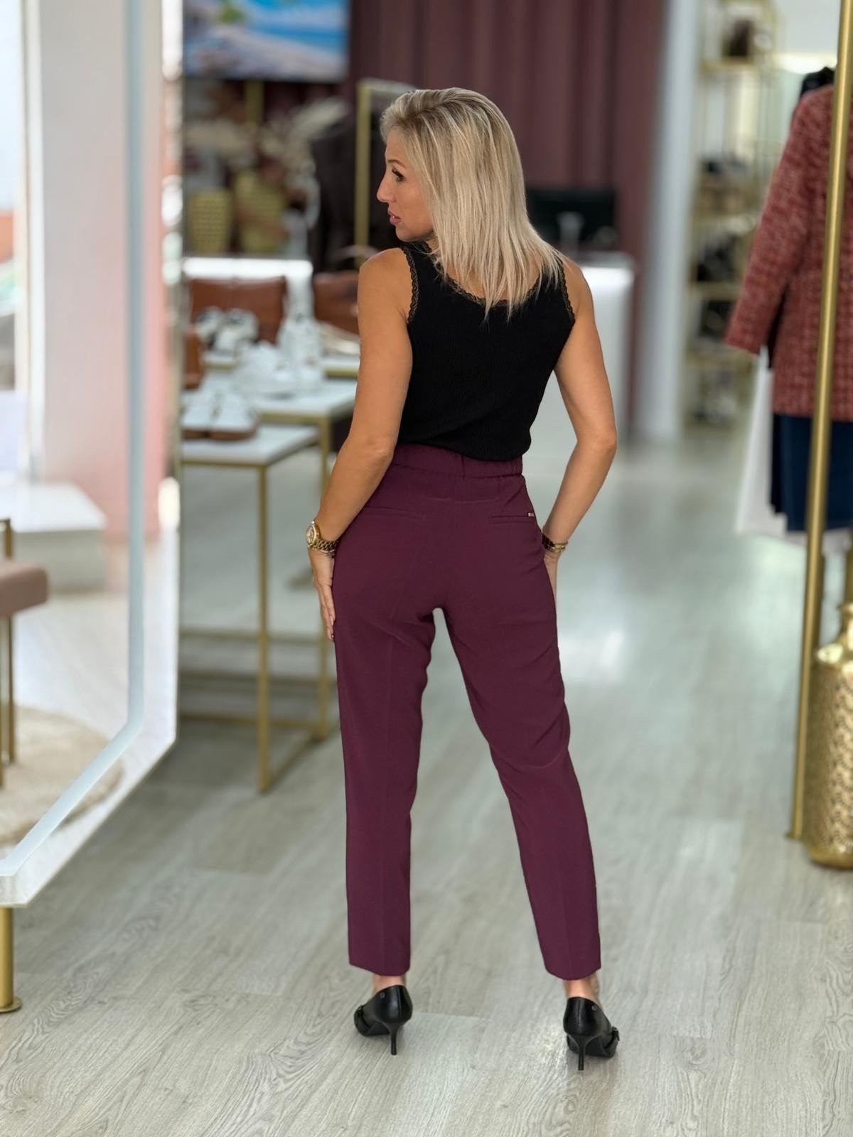 Calça clássica de cintura subida com detalhe elástico