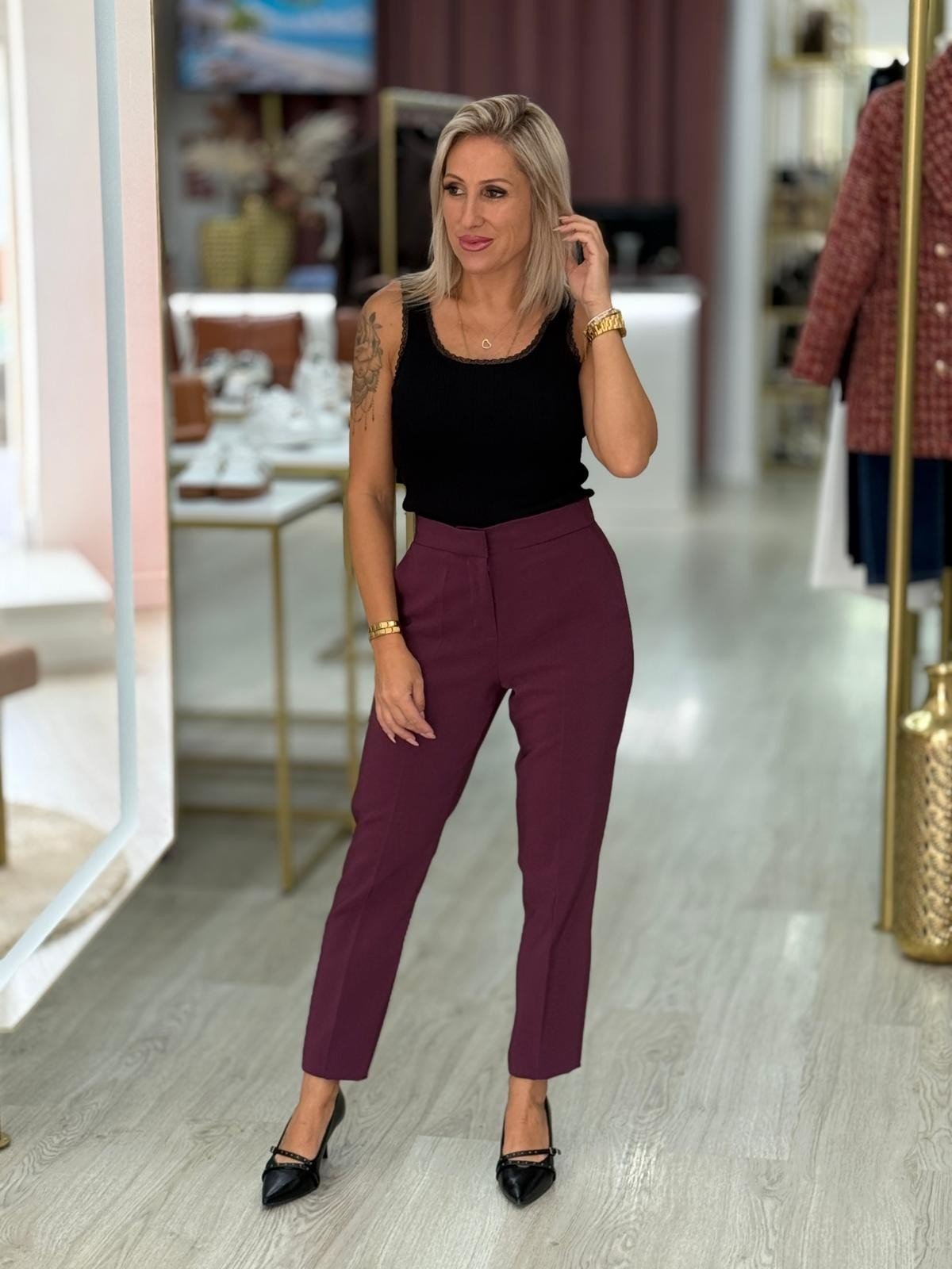 Calça clássica de cintura subida com detalhe elástico