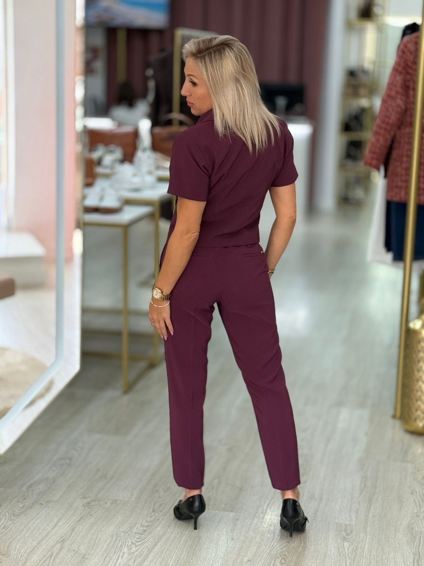 Calça clássica de cintura subida com detalhe elástico