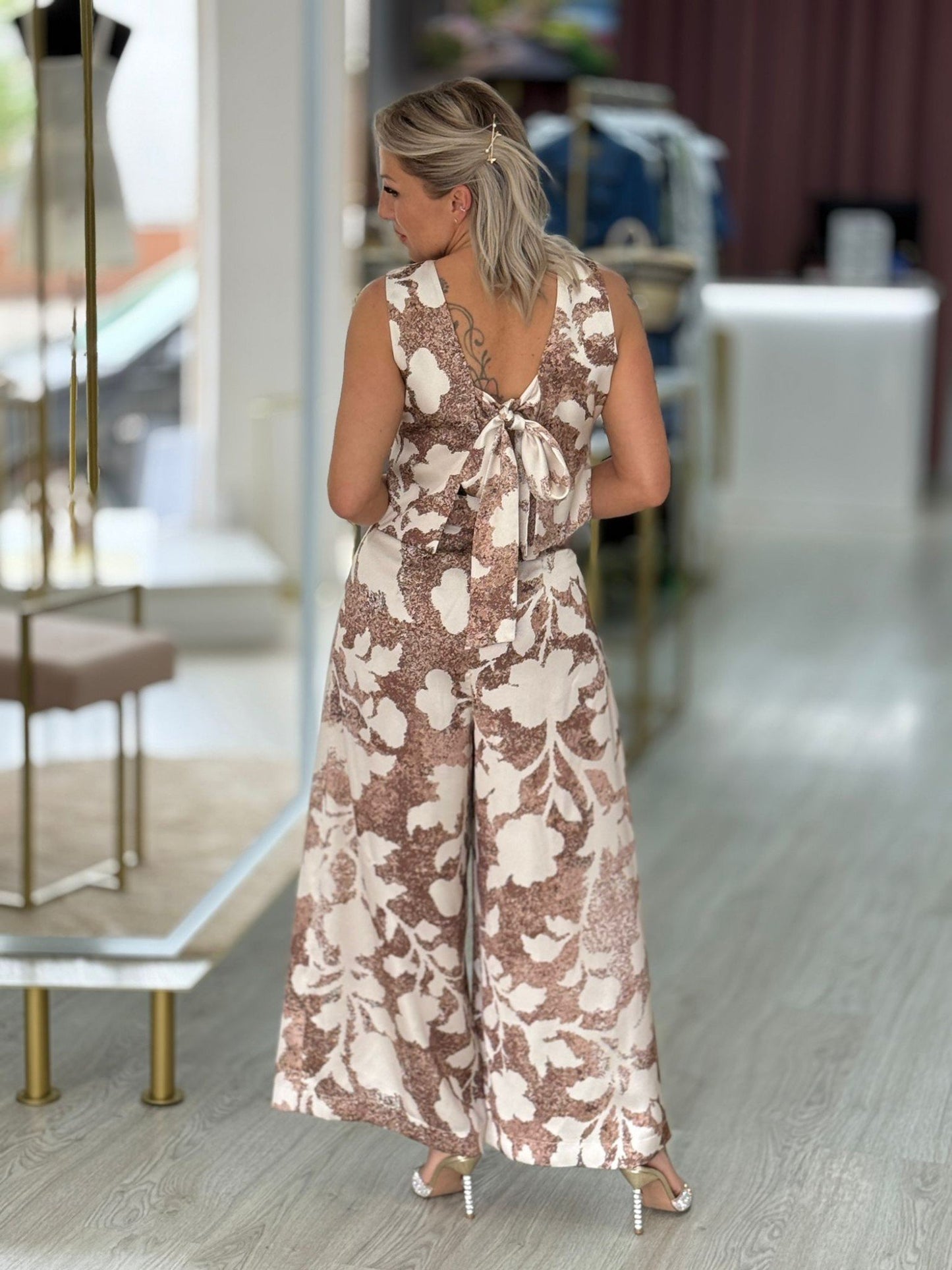 Calça wide leg com cintura subida e pregas frontais