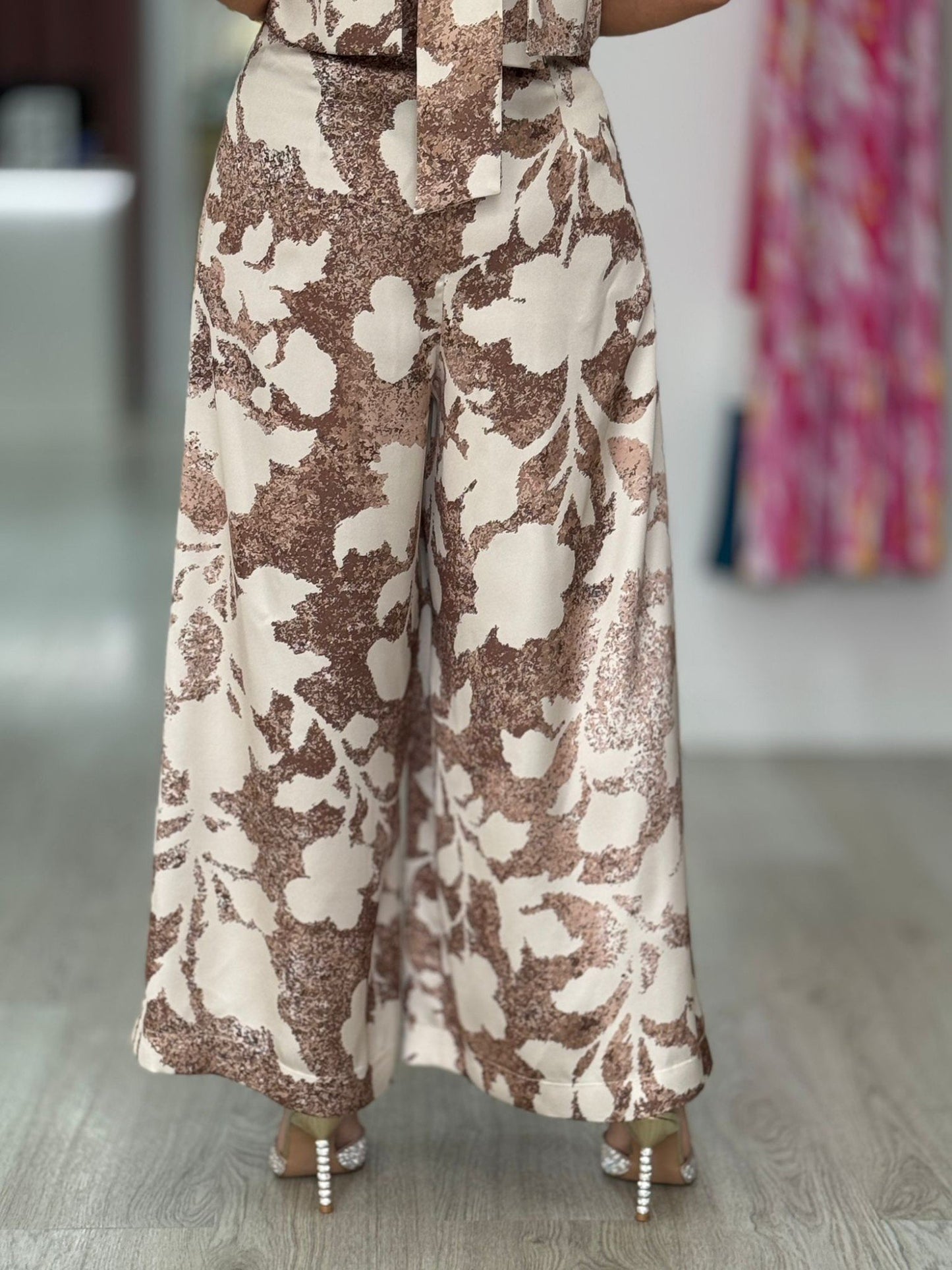 Calça wide leg com cintura subida e pregas frontais