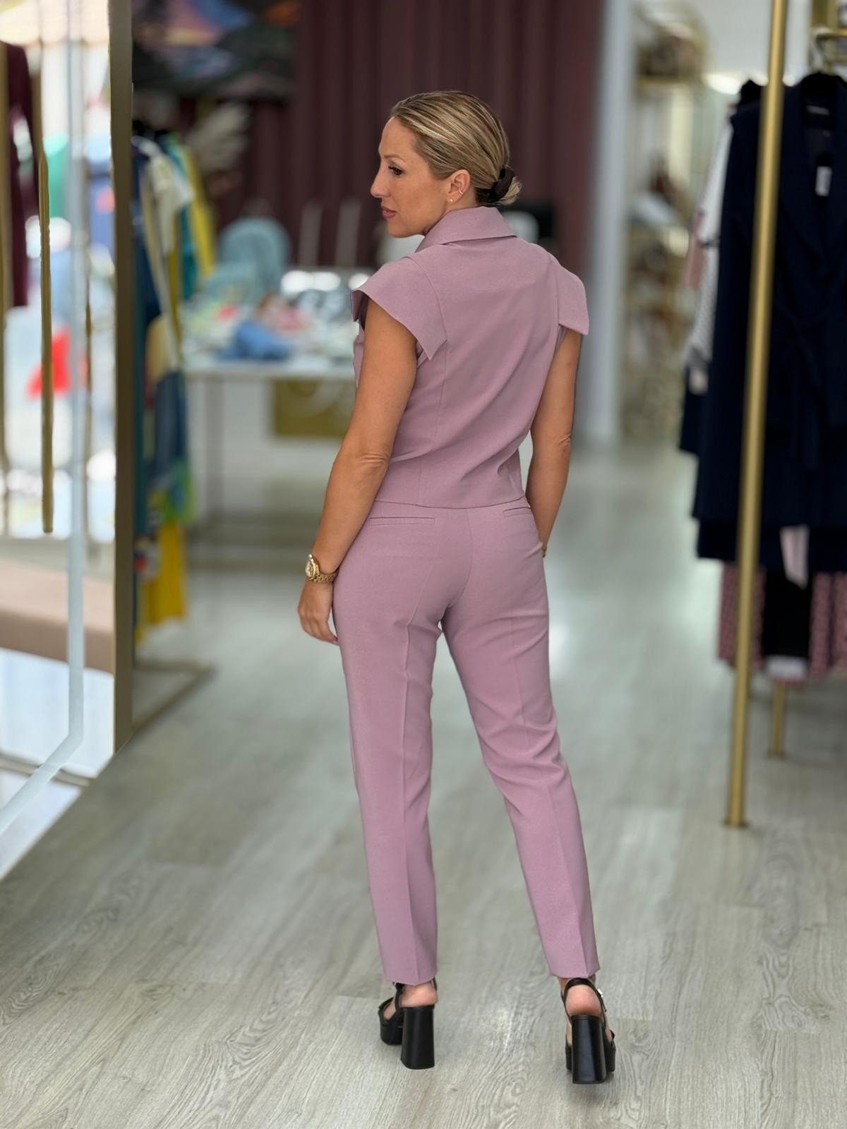 Calça clássica de cintura subida com detalhe de cinto elástico