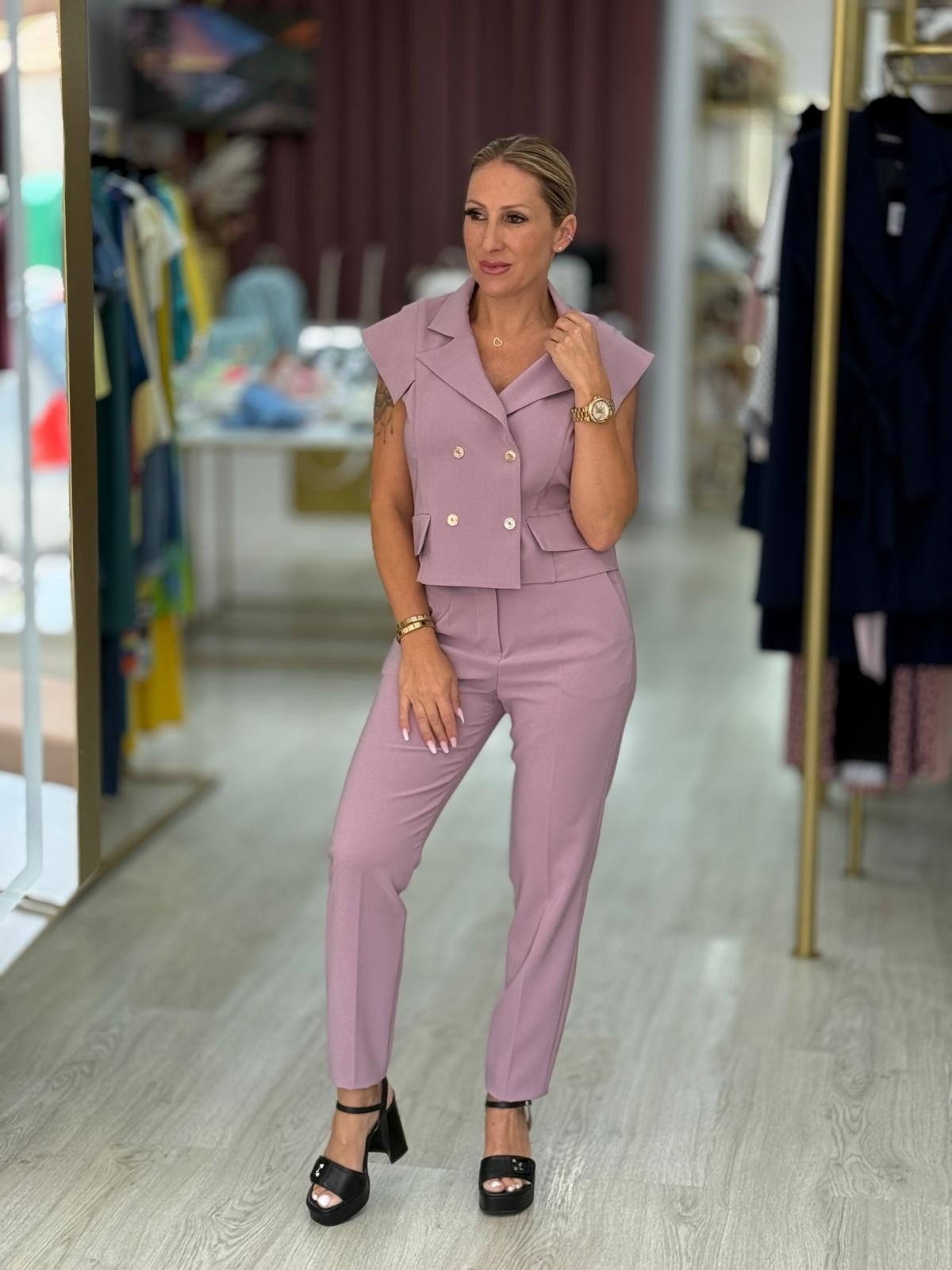 Calça clássica de cintura subida com detalhe de cinto elástico