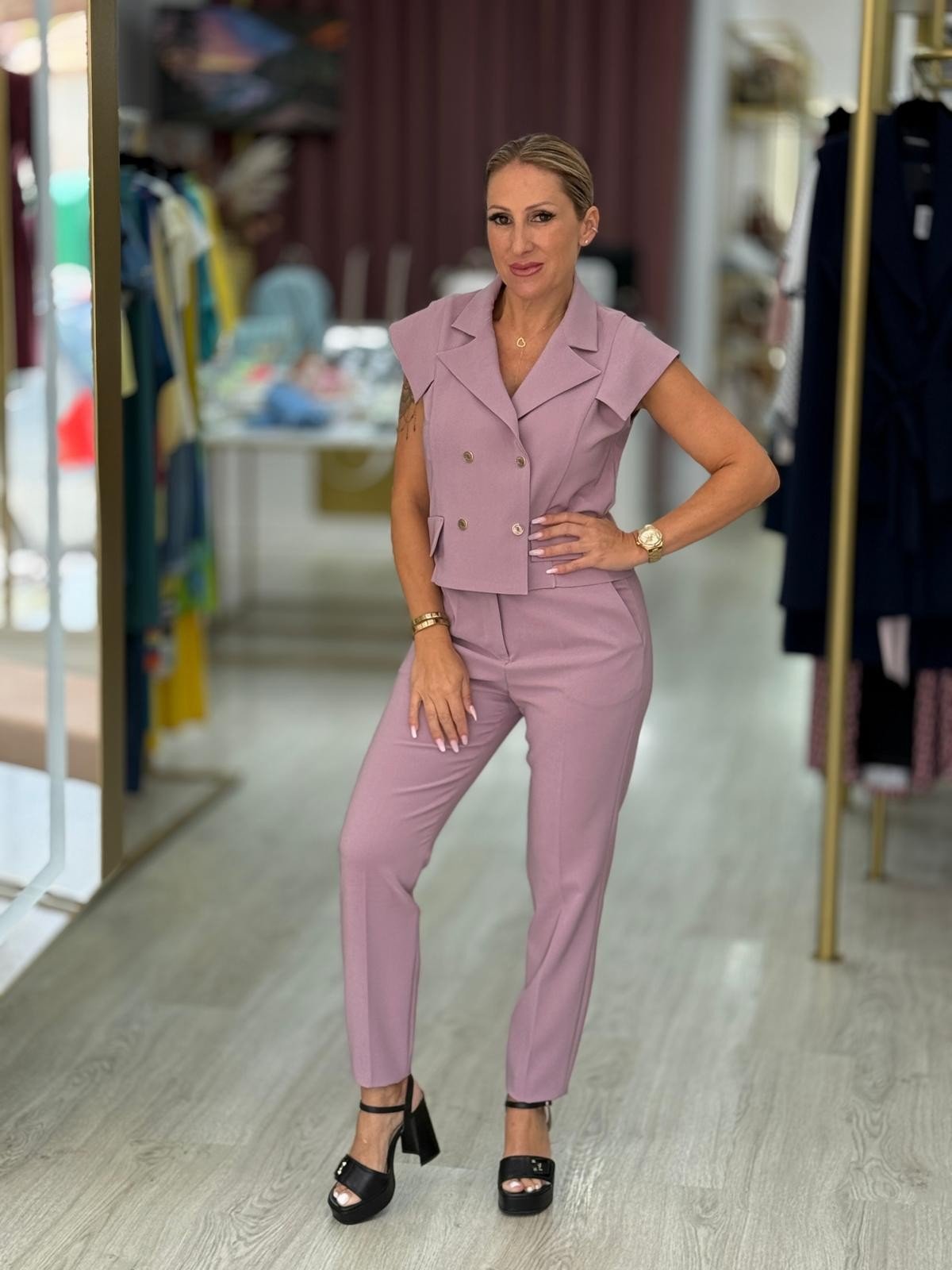 Calça clássica de cintura subida com detalhe de cinto elástico