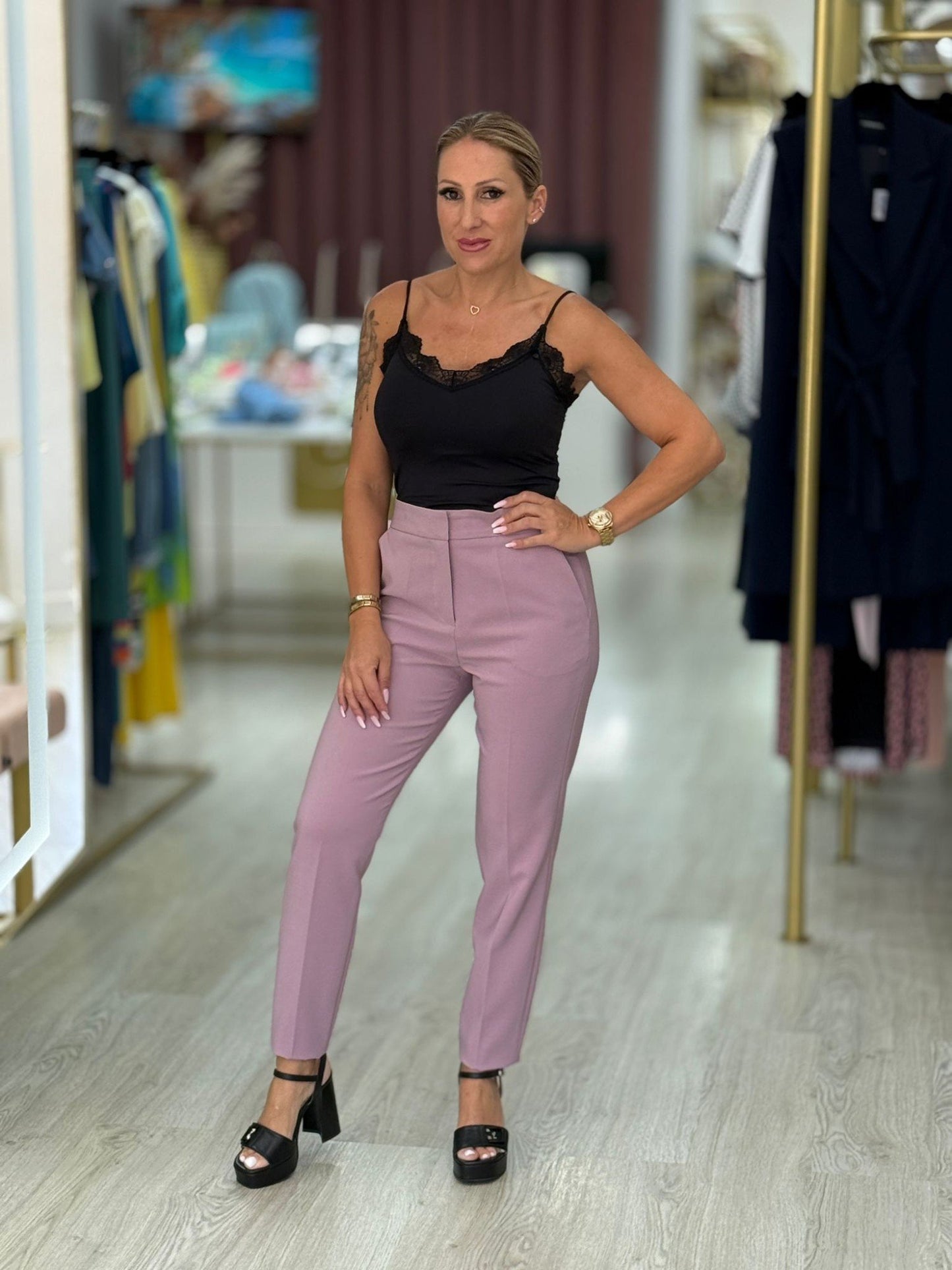 Calça clássica de cintura subida com detalhe de cinto elástico