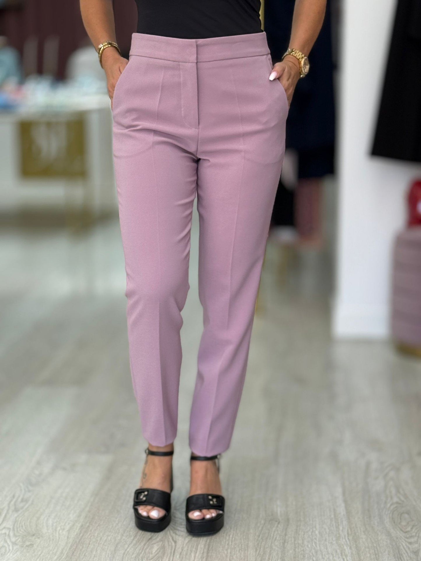 Calça clássica de cintura subida com detalhe de cinto elástico