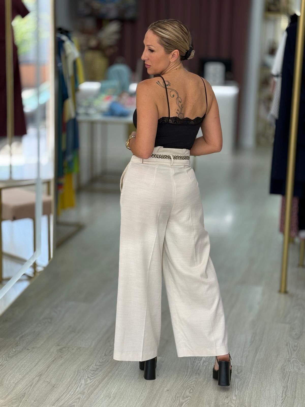 Calça curta wide leg em linho com cinto