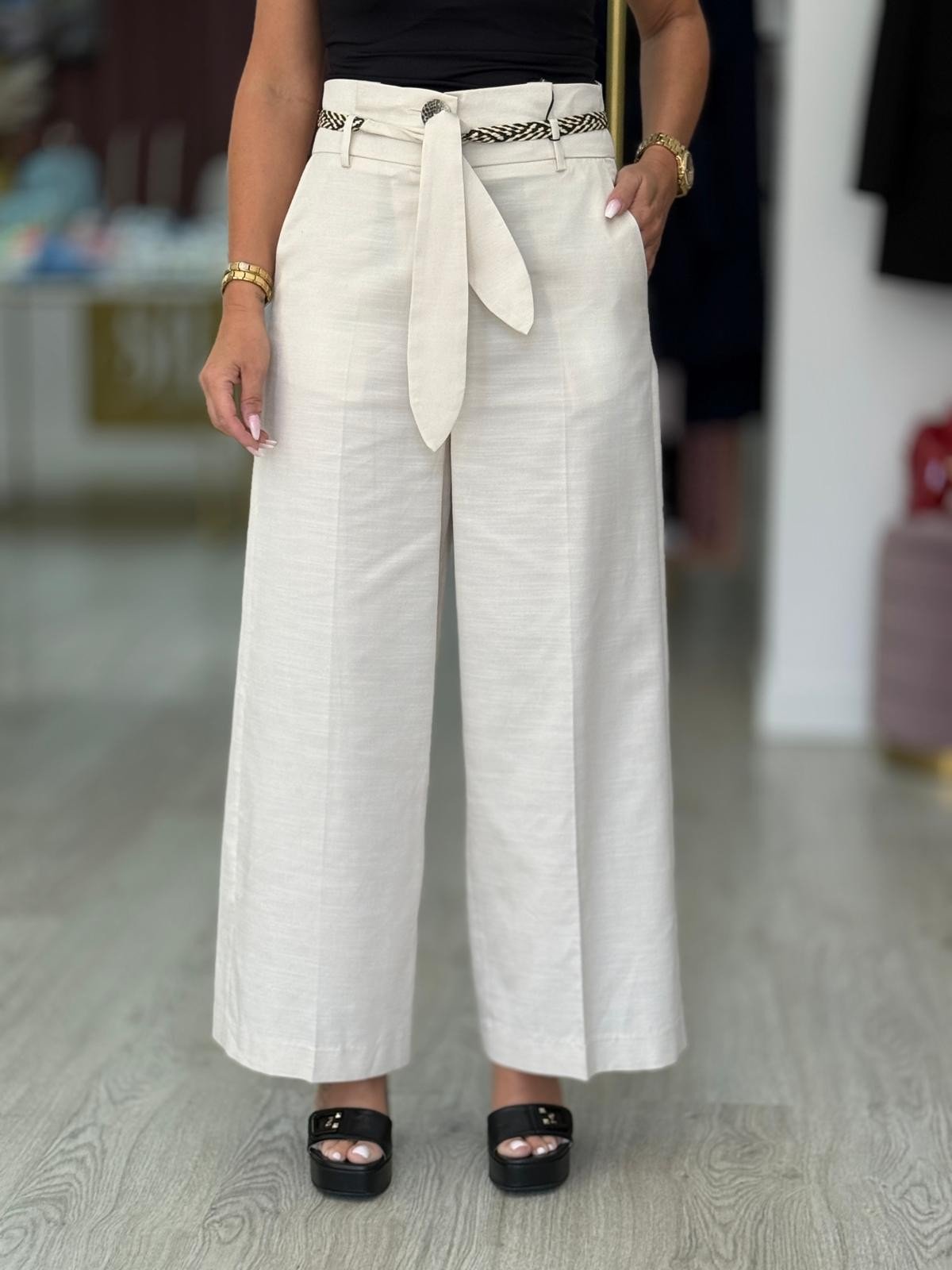 Calça curta wide leg em linho com cinto
