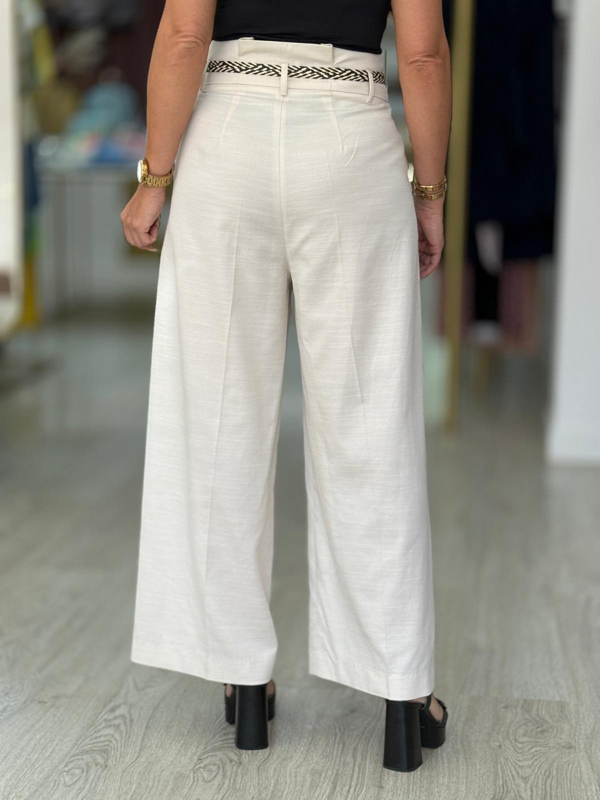 Calça curta wide leg em linho com cinto