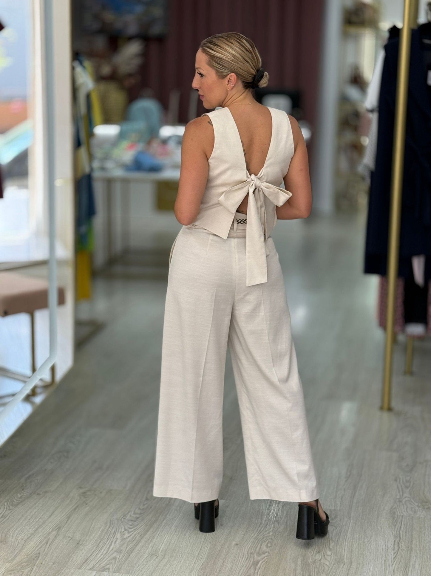 Calça curta wide leg em linho com cinto