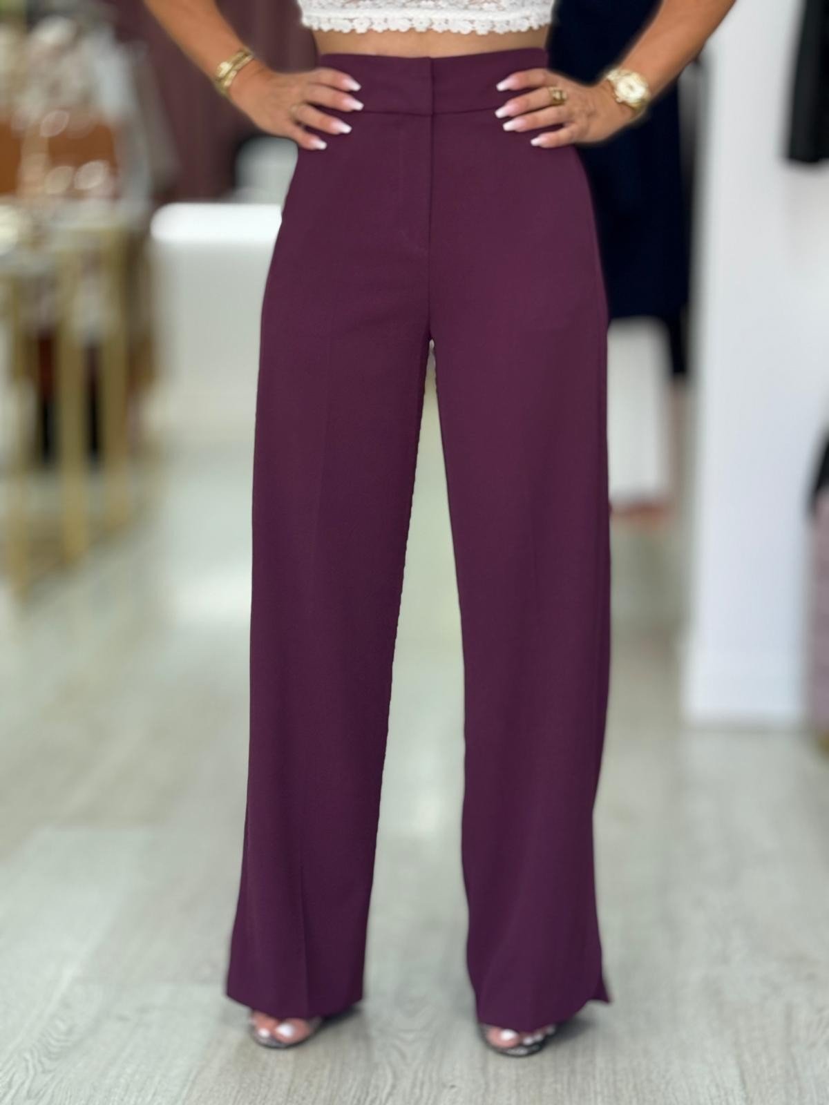 Calça clássica wide leg com detalhe de abertura