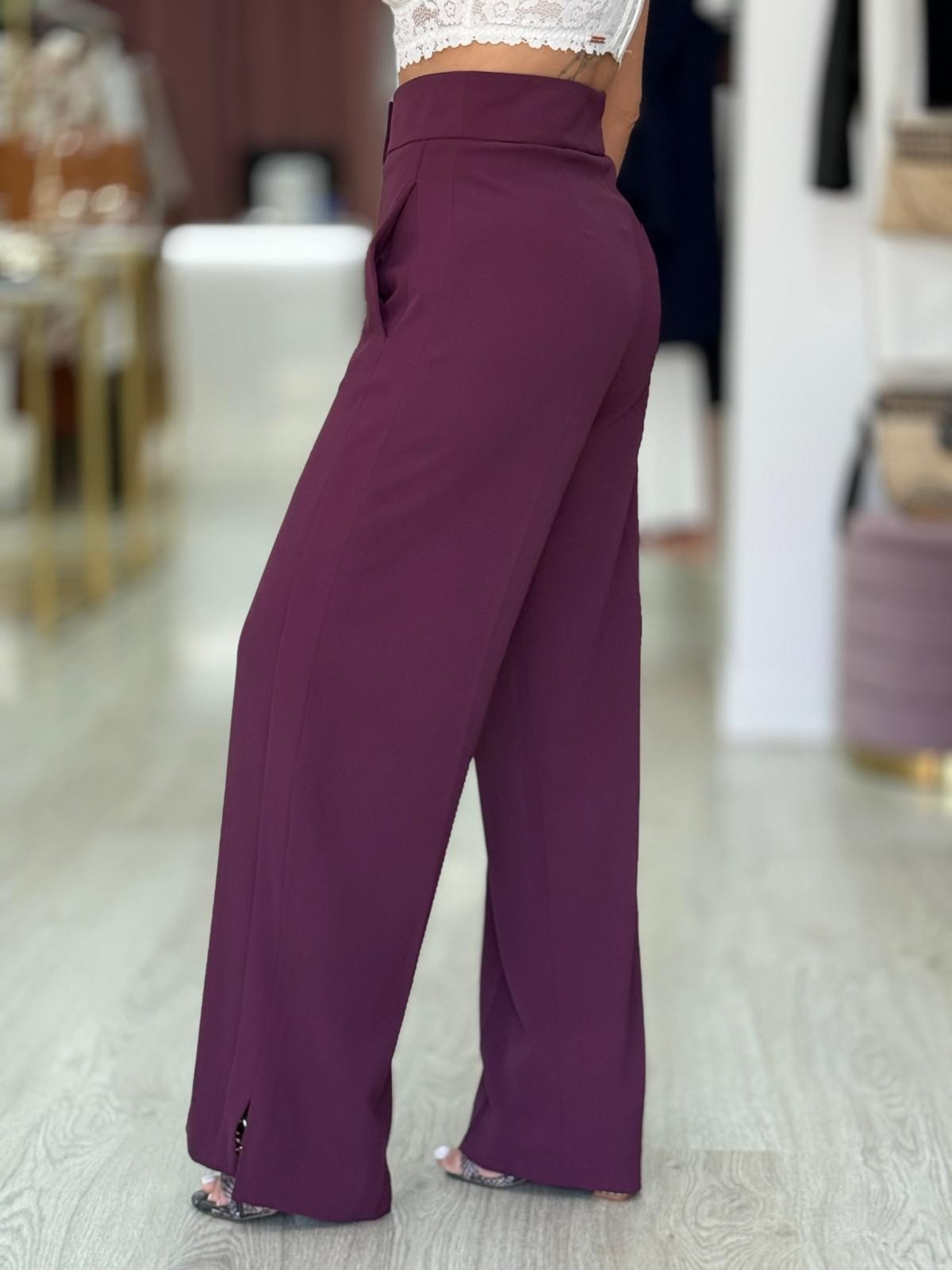 Calça clássica wide leg com detalhe de abertura